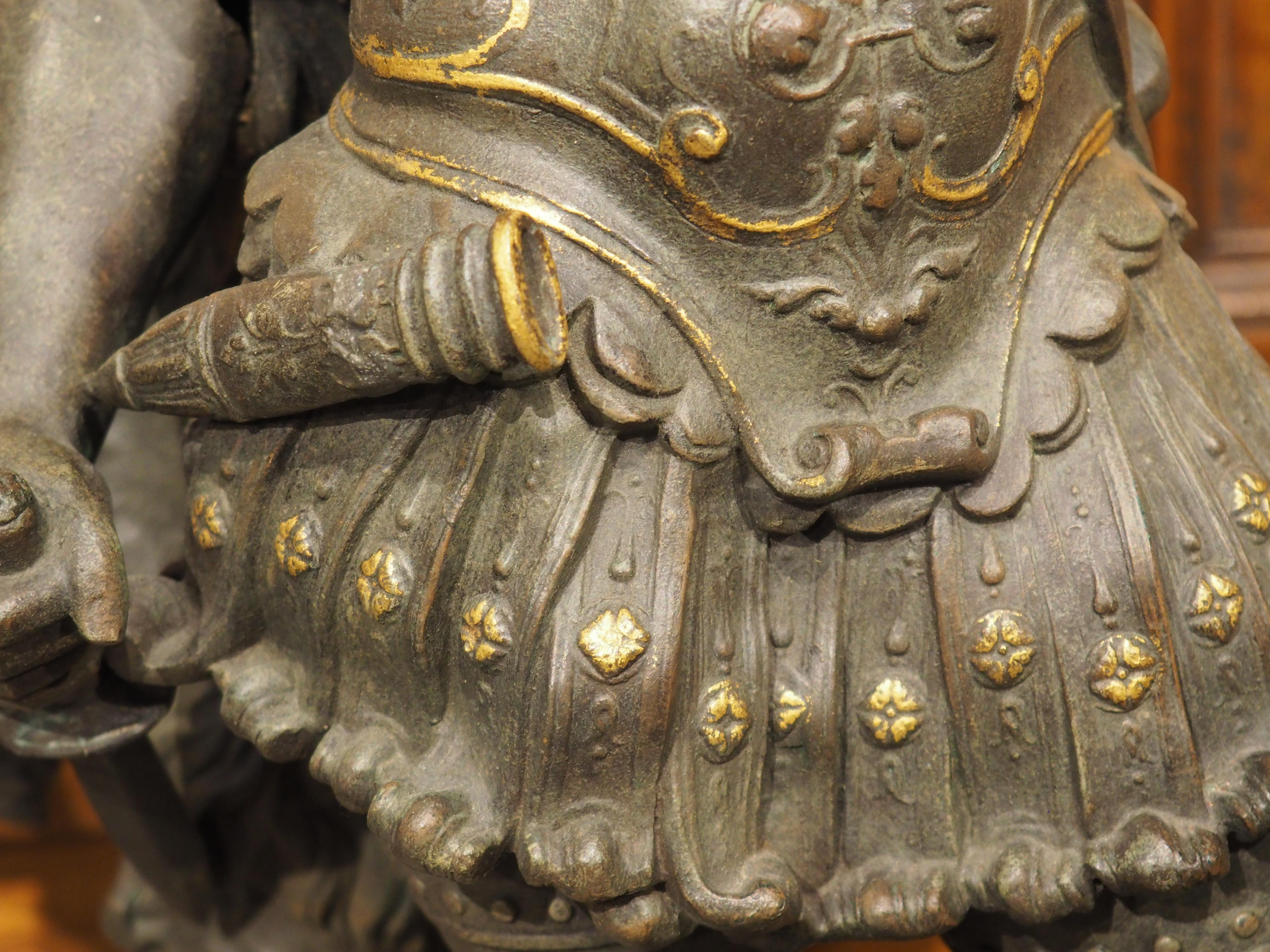 Français Paire de figurines militaires anciennes moulées très détaillées avec accents dorés en vente