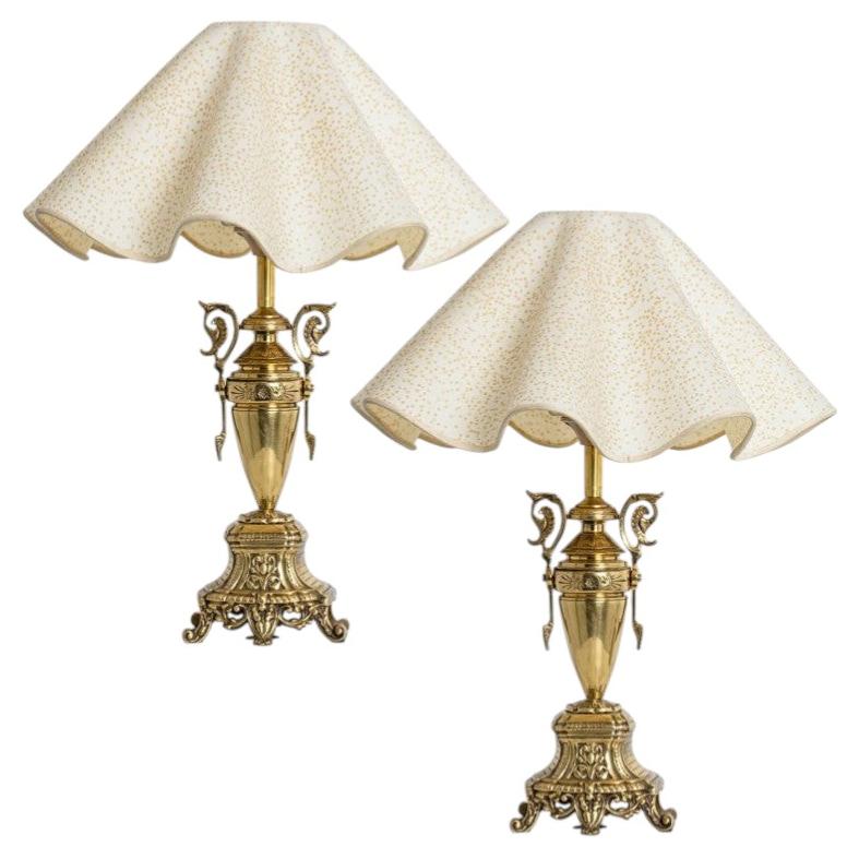 Paar detailreiche Tischlampen mit Messingfuß und gewelltem ecrufarbenen Lampenschirm, '55