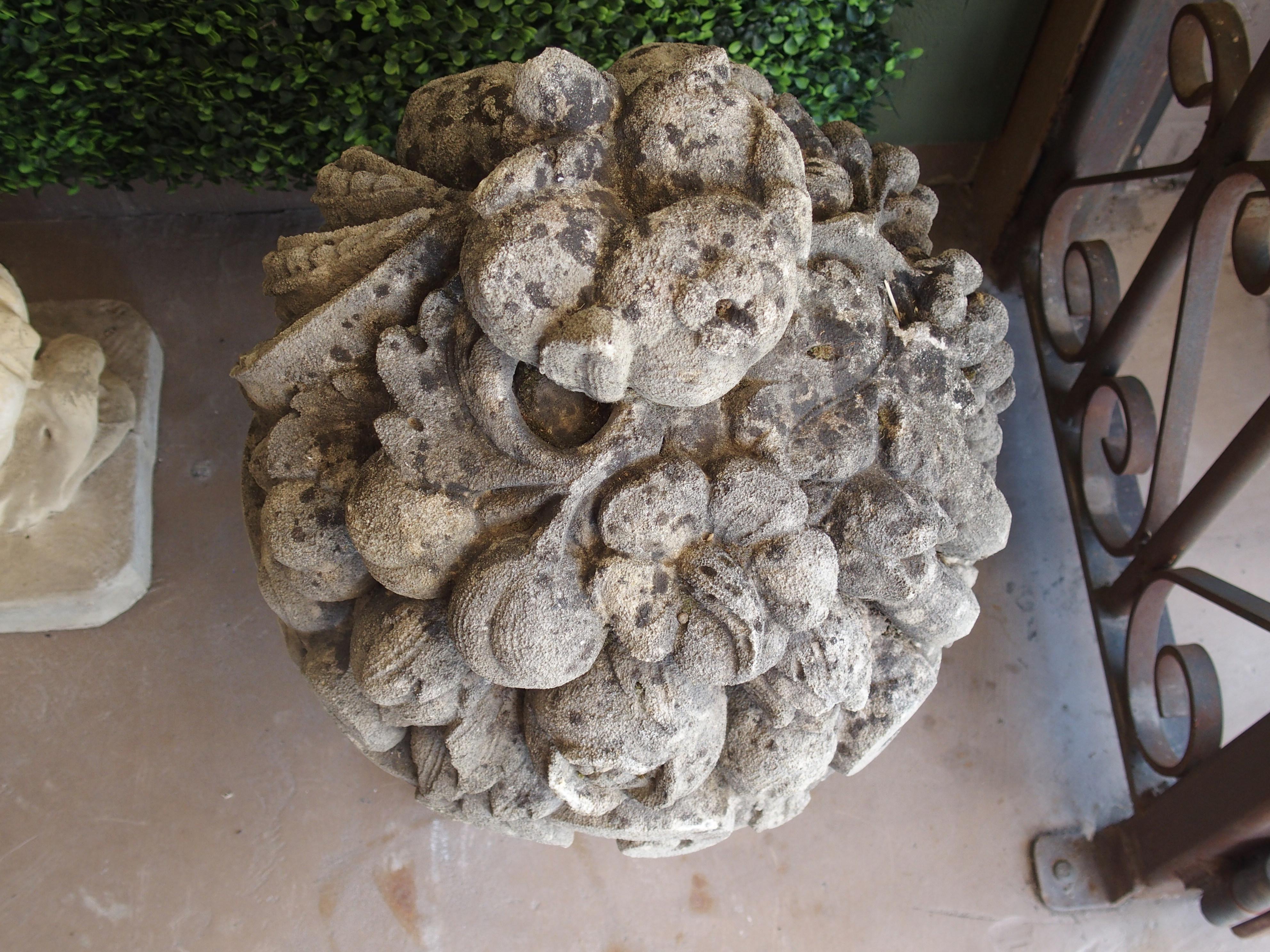 Pareja de ramilletes de frutas de piedra caliza muy esculpidos y erosionados, procedentes de Italia en venta 3