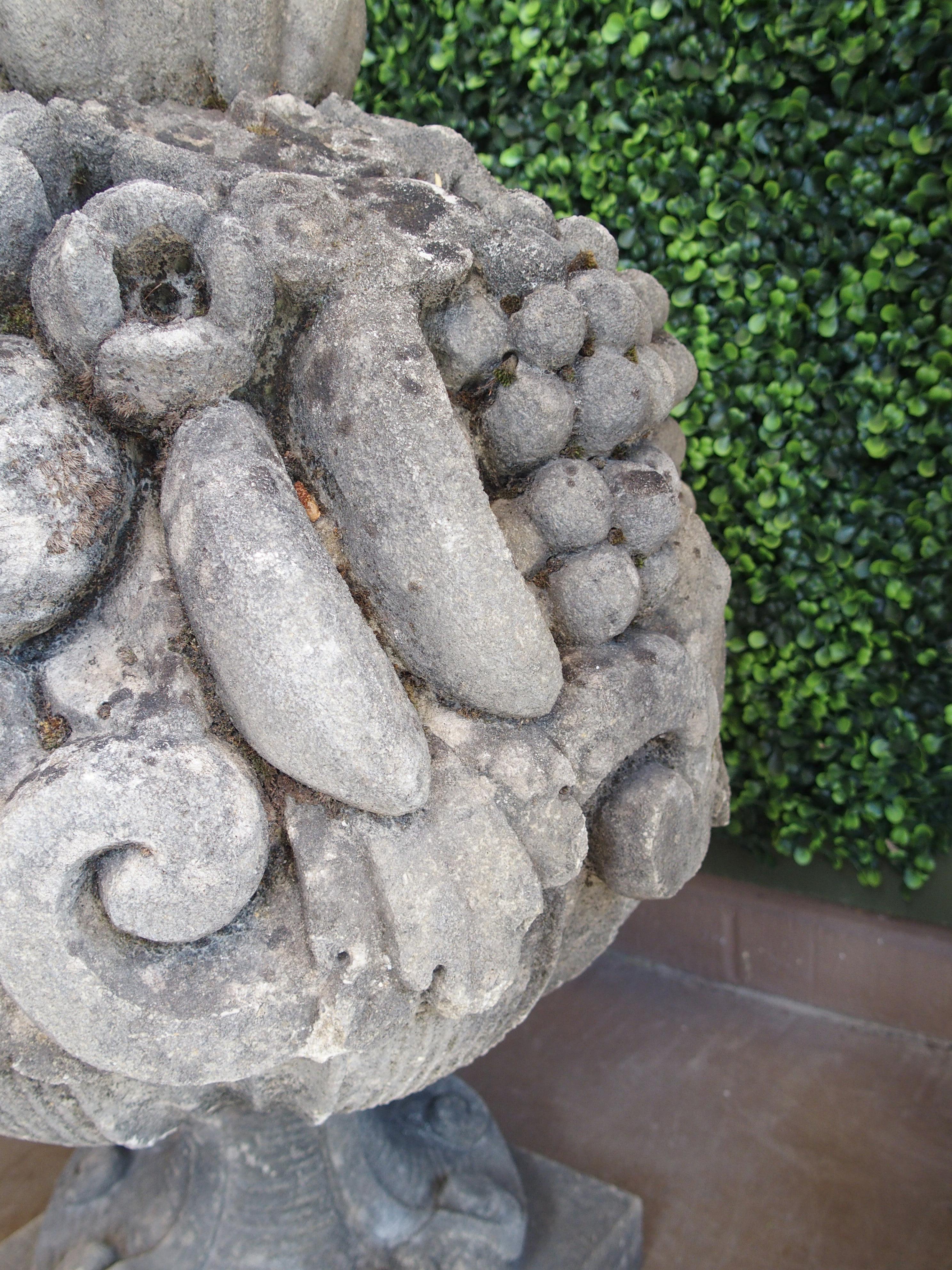 Pareja de ramilletes de frutas de piedra caliza muy esculpidos y erosionados, procedentes de Italia en venta 4