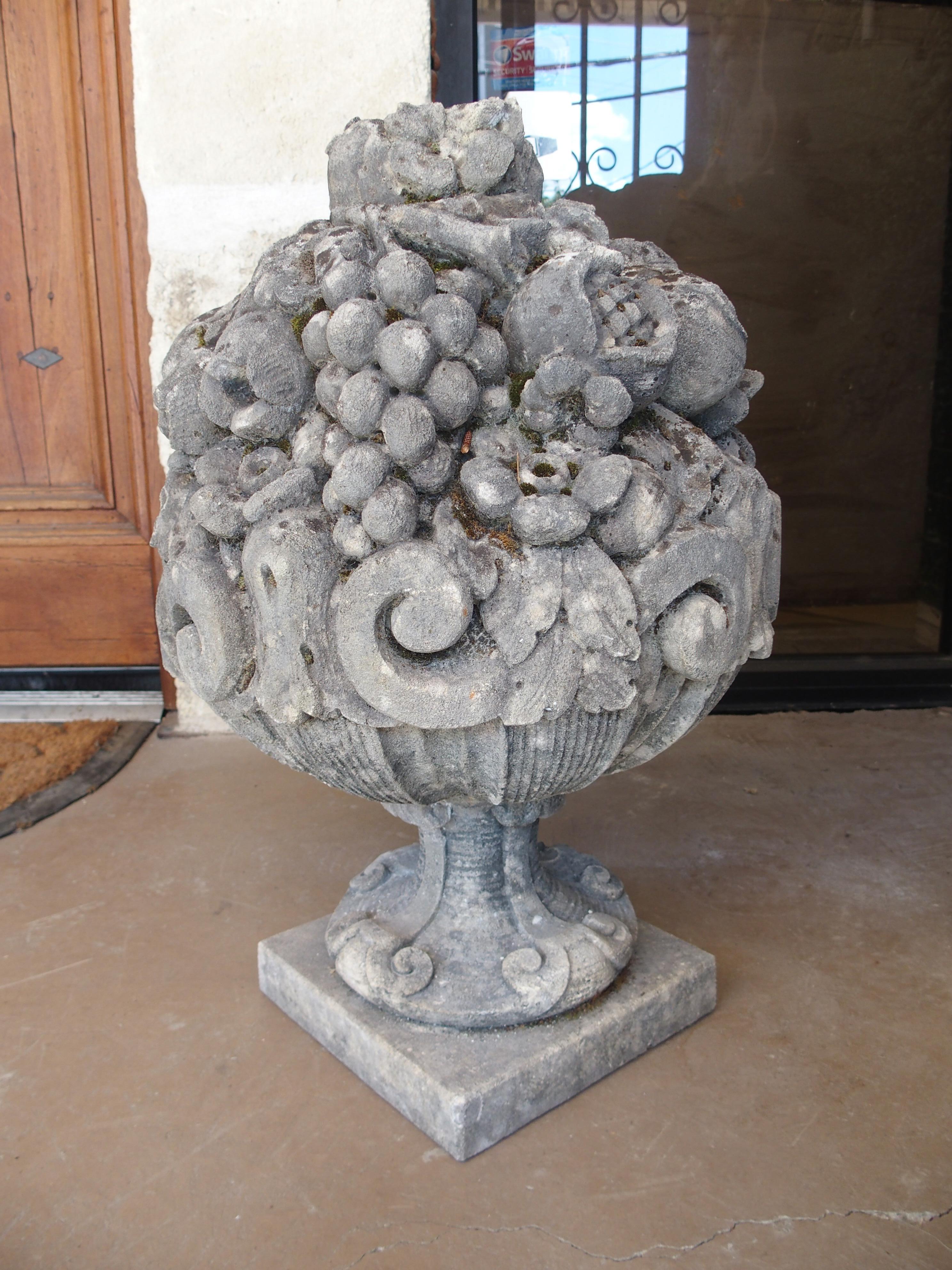 Pareja de ramilletes de frutas de piedra caliza muy esculpidos y erosionados, procedentes de Italia en venta 5