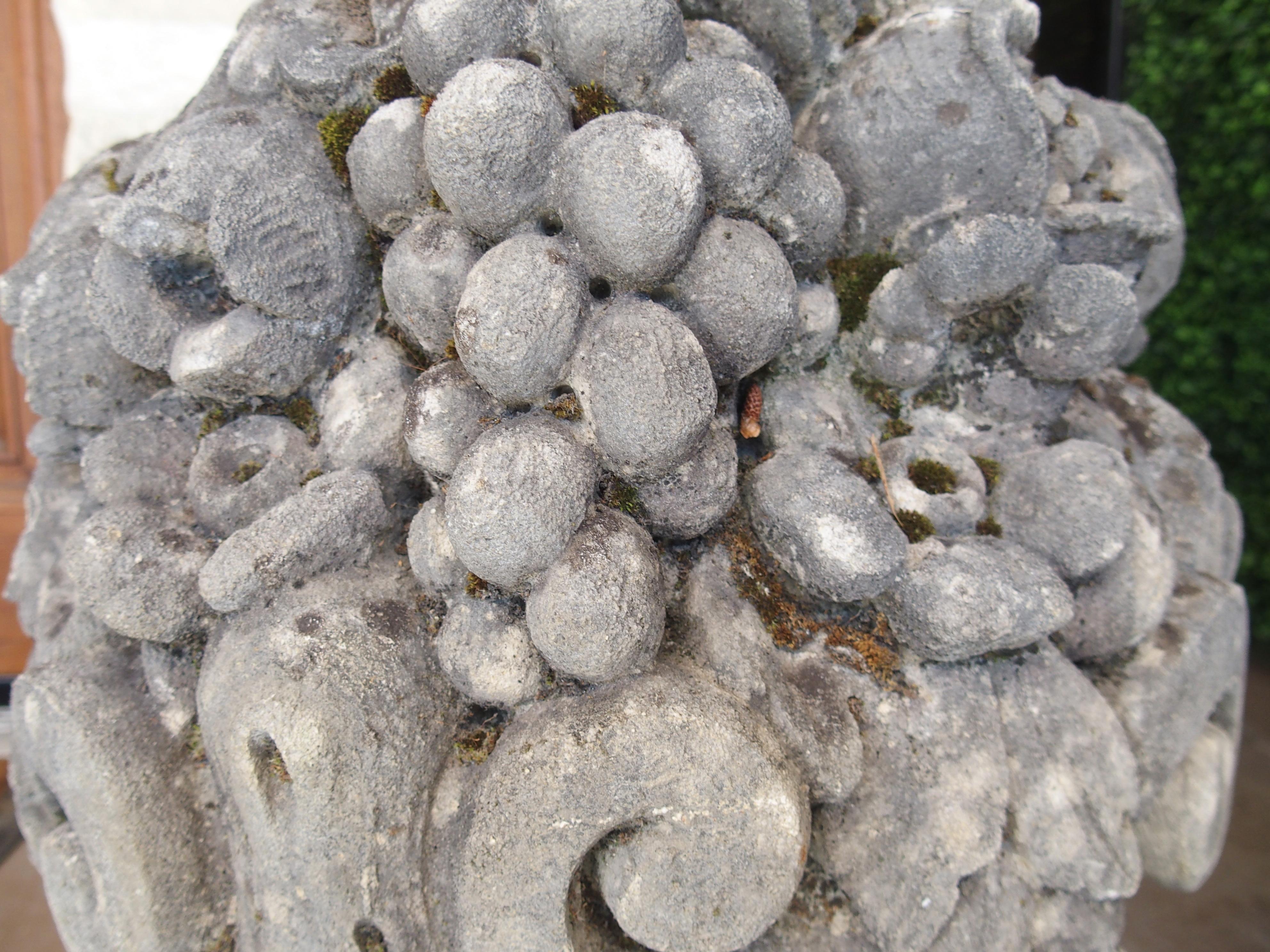 Pareja de ramilletes de frutas de piedra caliza muy esculpidos y erosionados, procedentes de Italia en venta 6