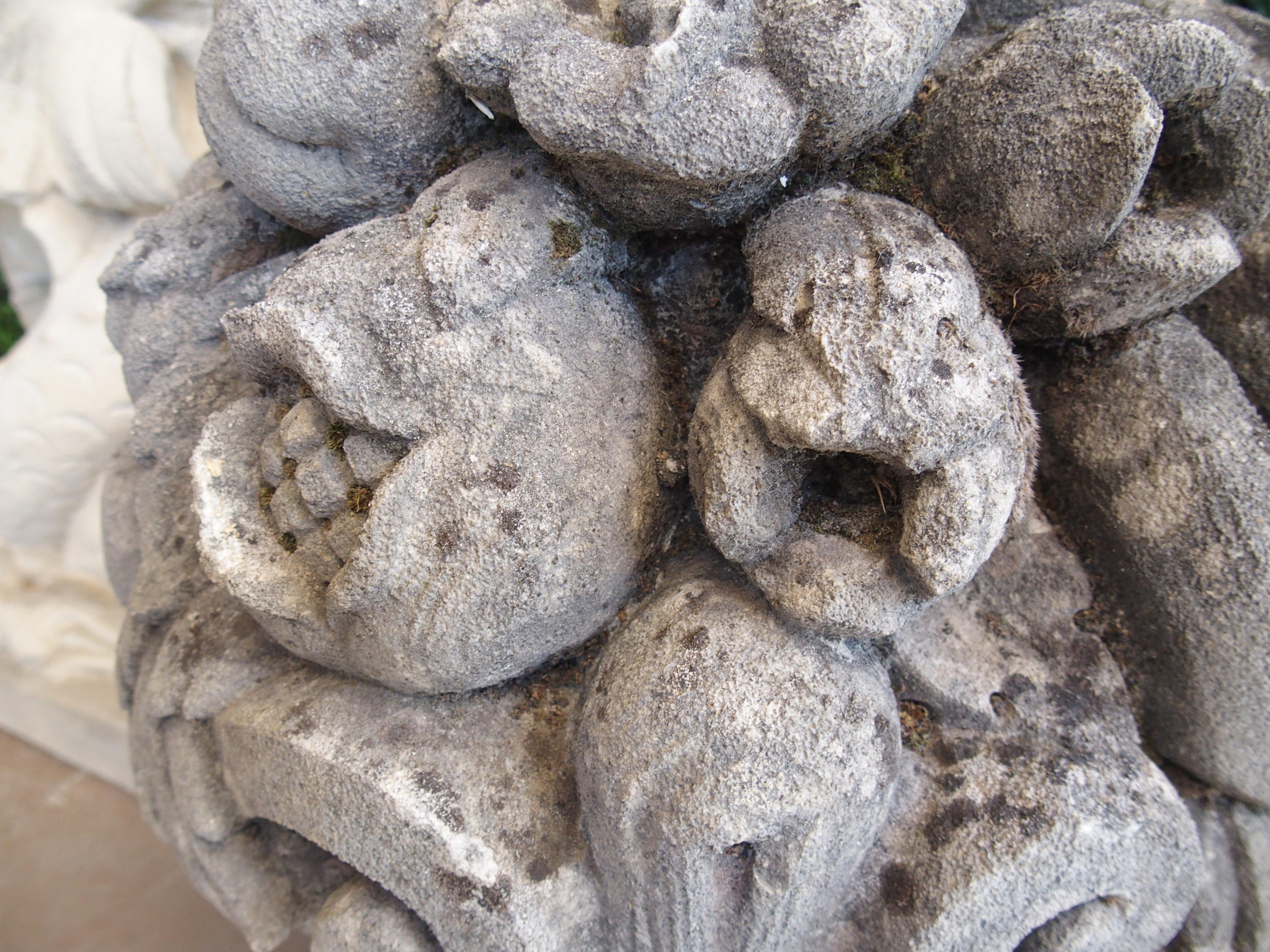 Pareja de ramilletes de frutas de piedra caliza muy esculpidos y erosionados, procedentes de Italia en venta 8