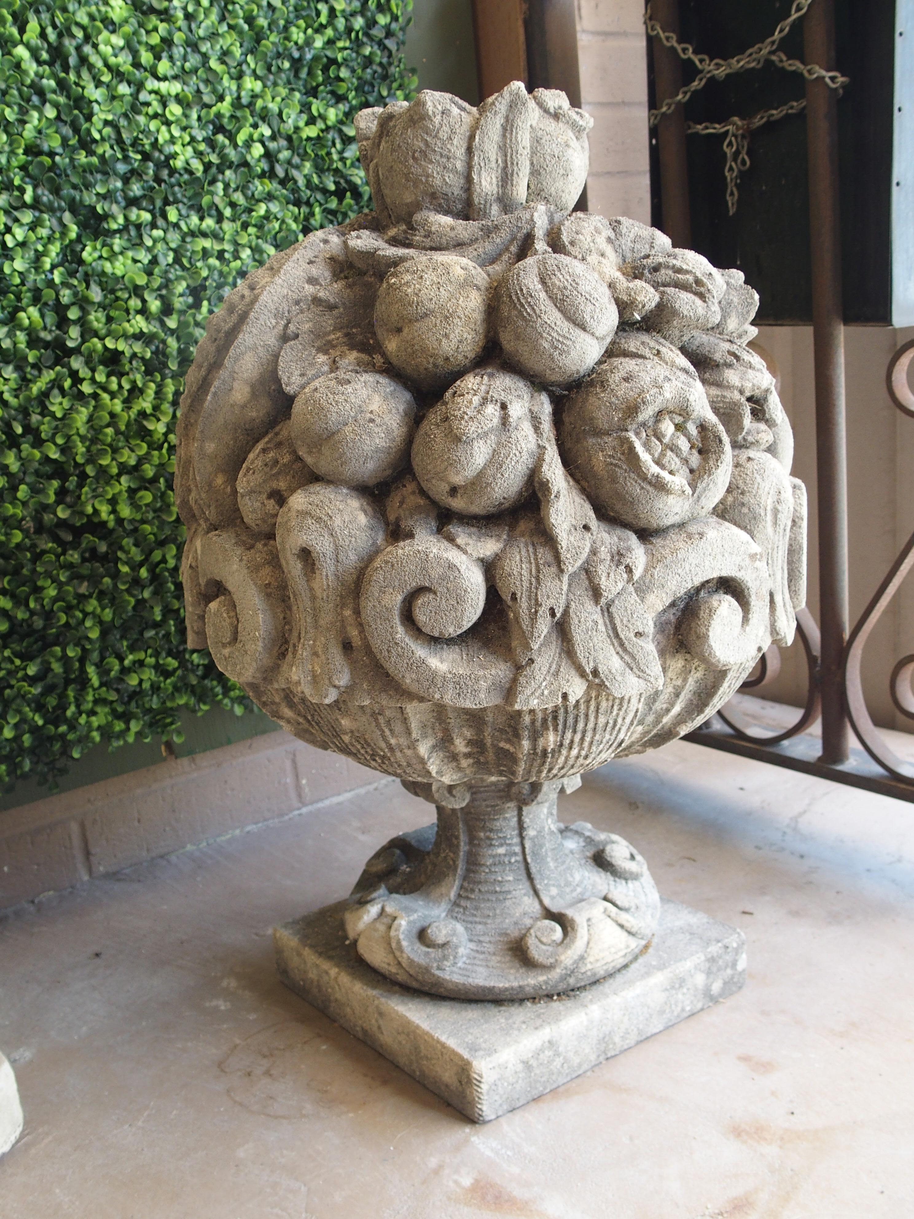 Pareja de ramilletes de frutas de piedra caliza muy esculpidos y erosionados, procedentes de Italia en venta 9