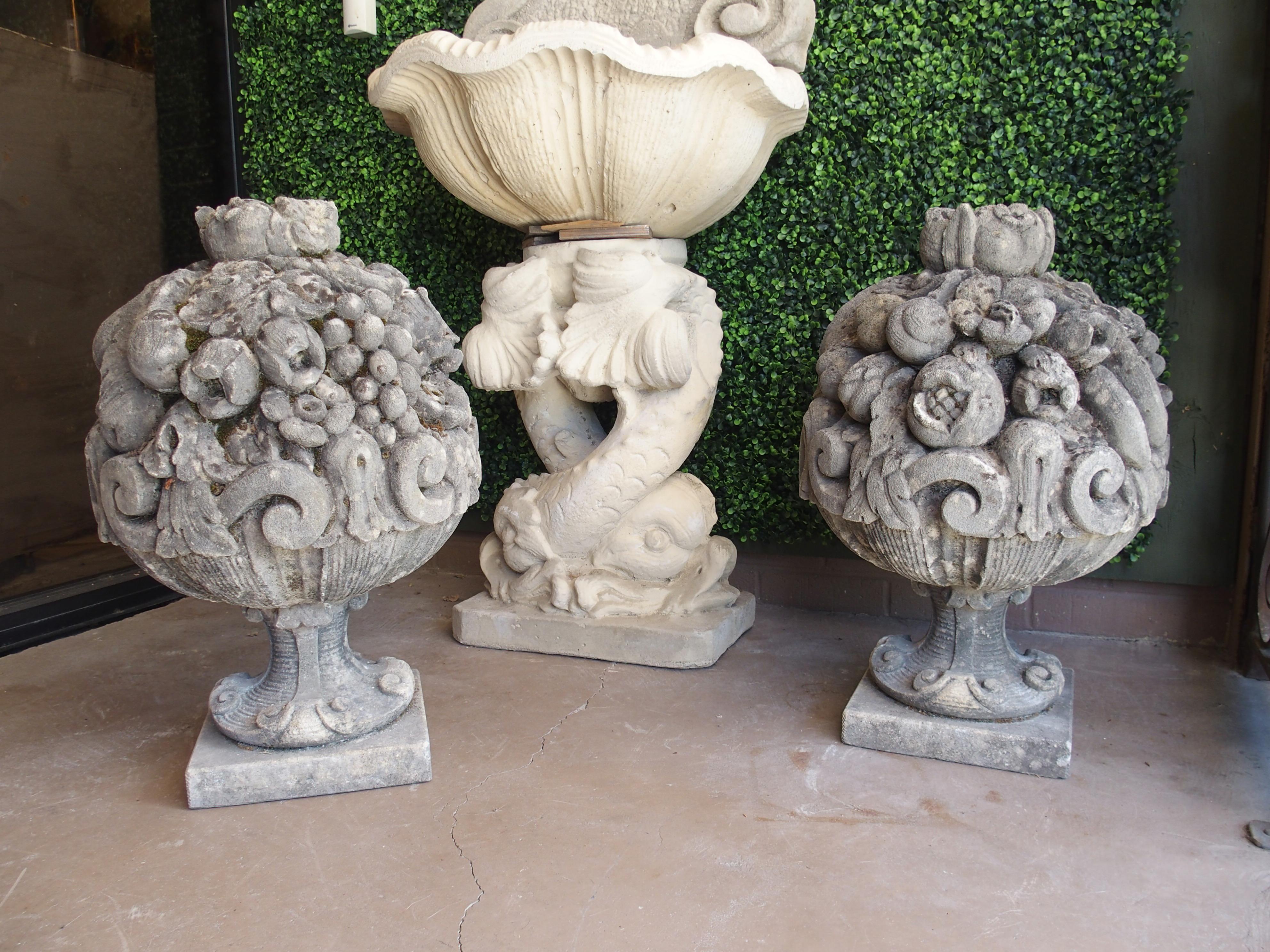 Pareja de ramilletes de frutas de piedra caliza muy esculpidos y erosionados, procedentes de Italia en venta 10