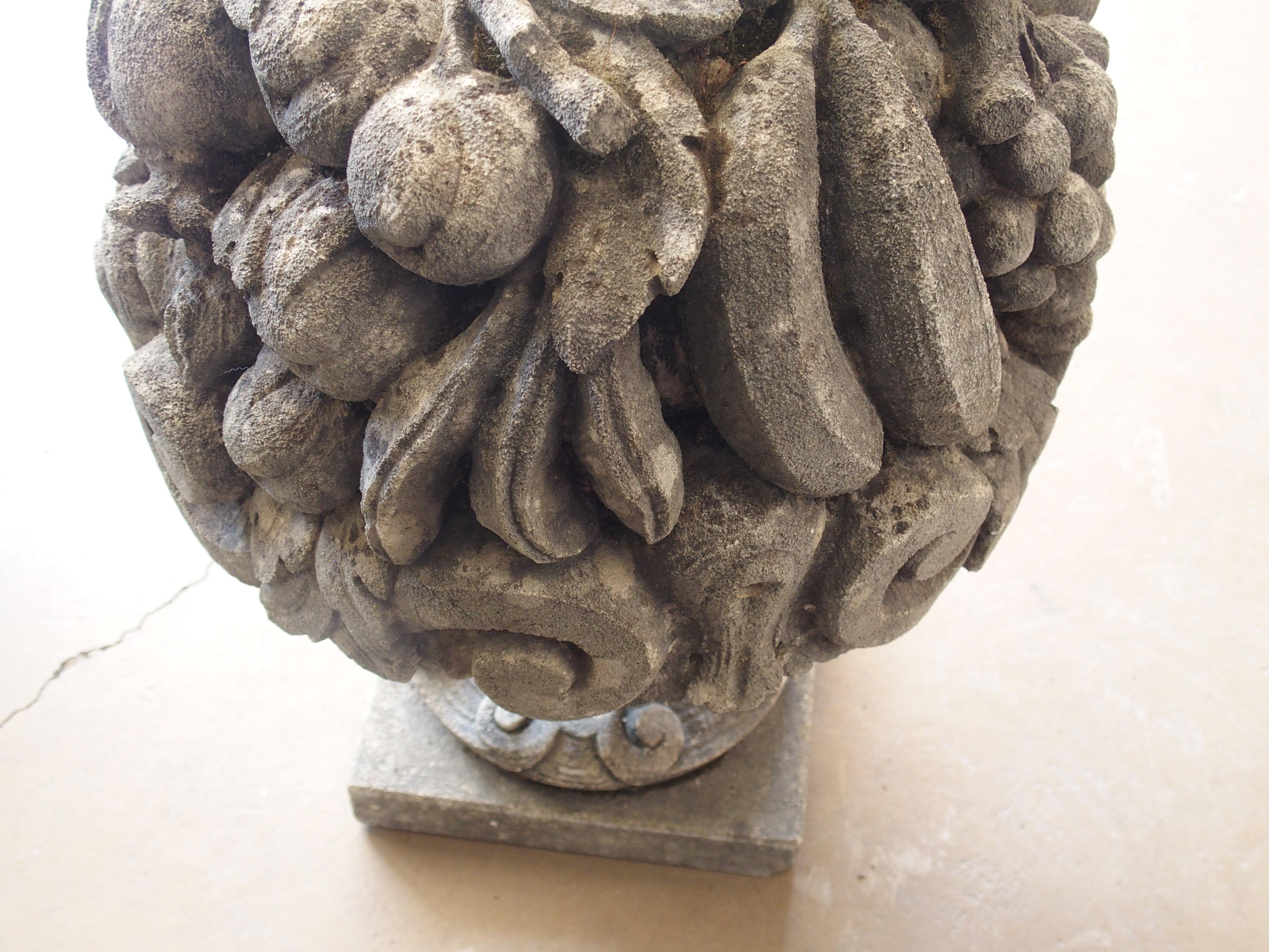 Pareja de ramilletes de frutas de piedra caliza muy esculpidos y erosionados, procedentes de Italia Italiano en venta