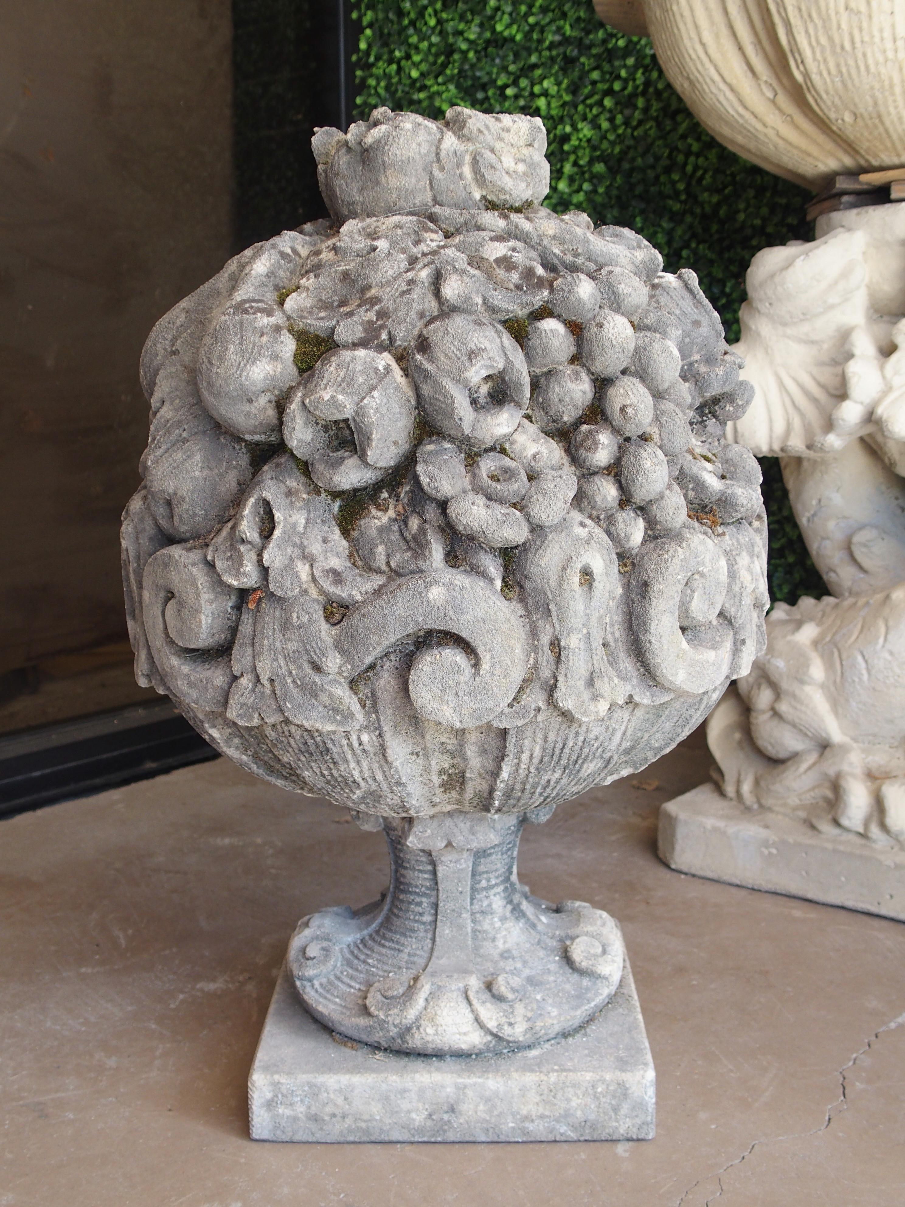 Pareja de ramilletes de frutas de piedra caliza muy esculpidos y erosionados, procedentes de Italia en Bueno estado para la venta en Dallas, TX
