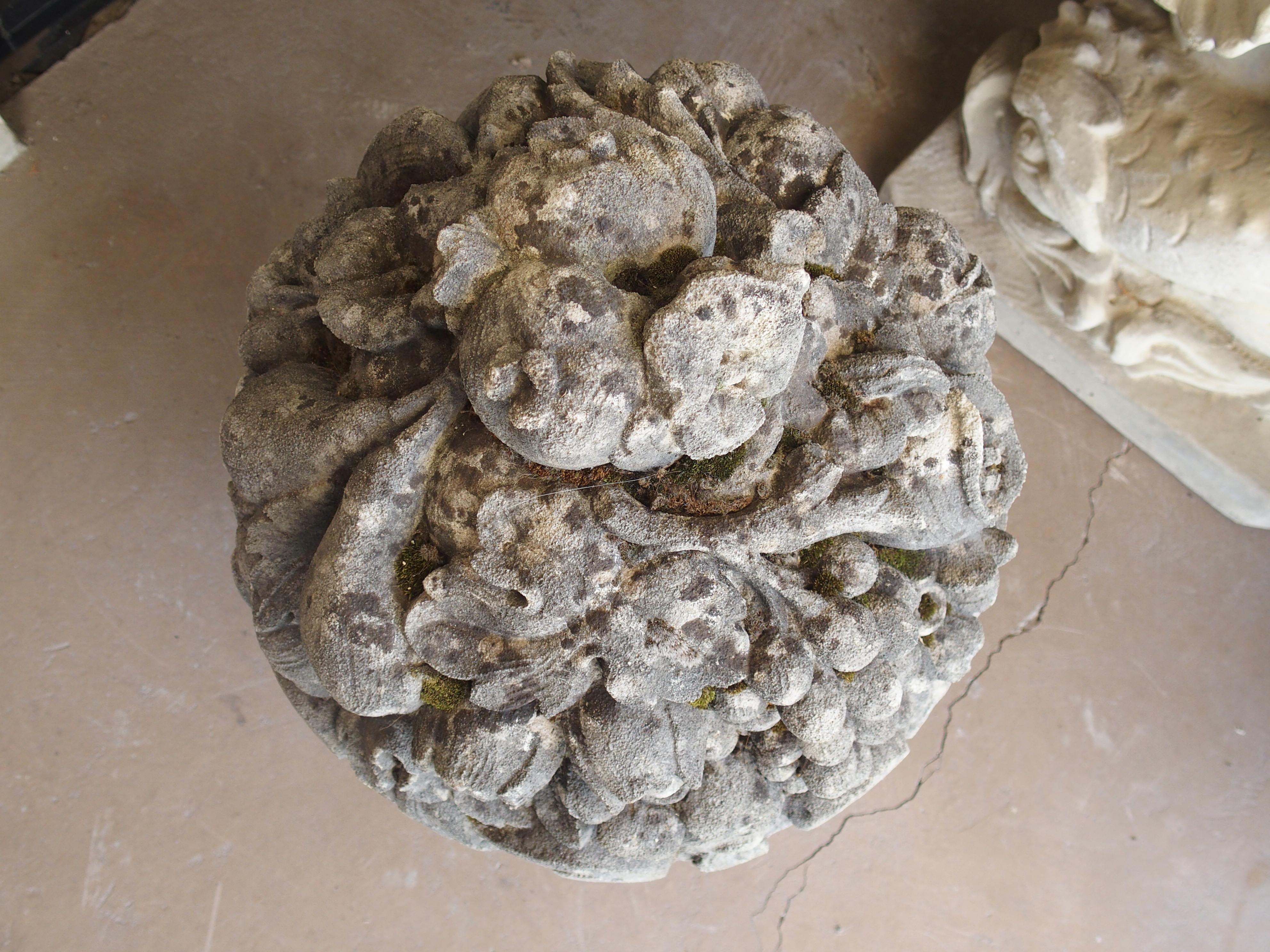 Pareja de ramilletes de frutas de piedra caliza muy esculpidos y erosionados, procedentes de Italia en venta 2