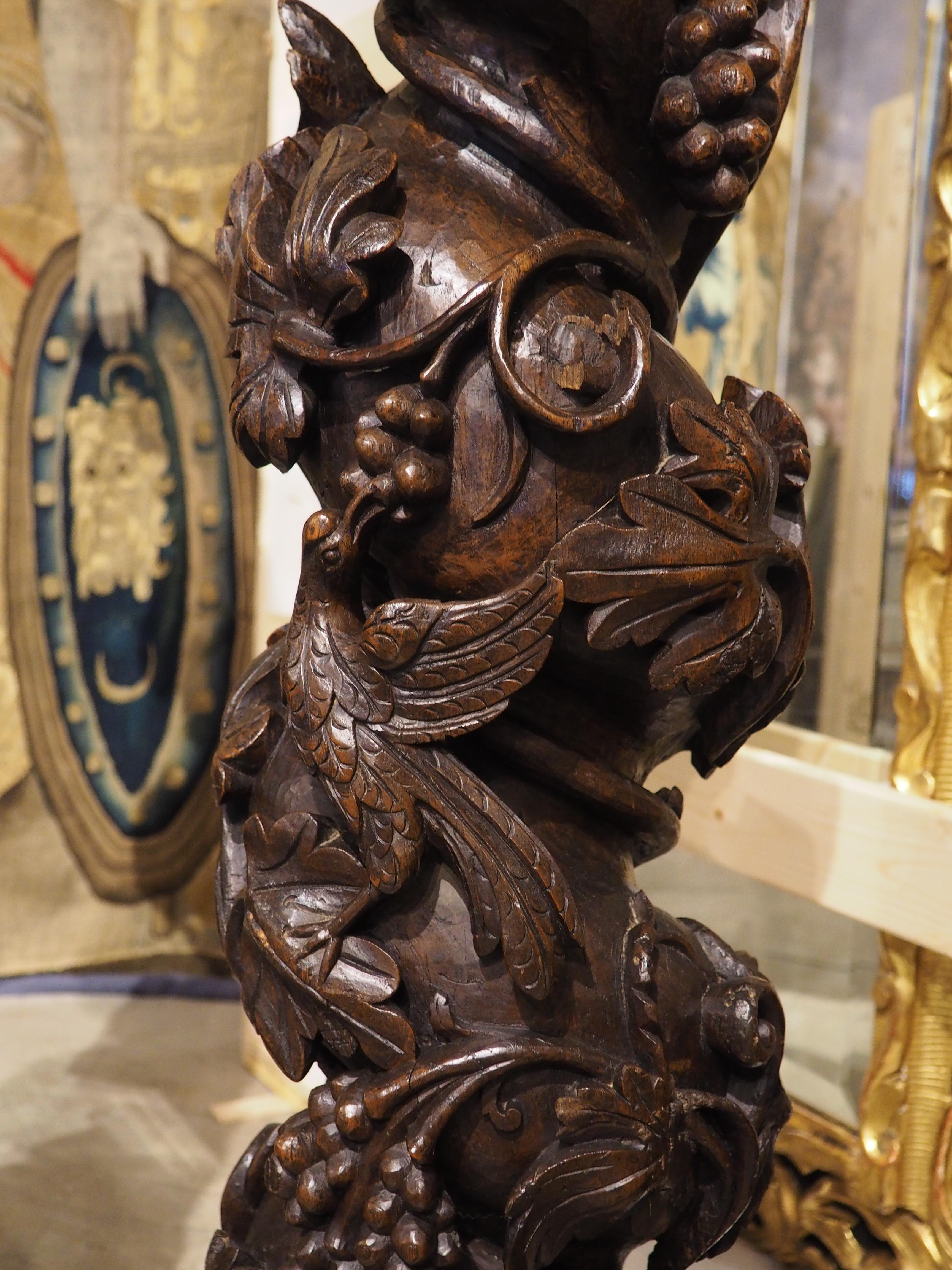 Pareja de columnas salomónicas portuguesas de castaño muy esculpidas, circa 1700 en venta 3