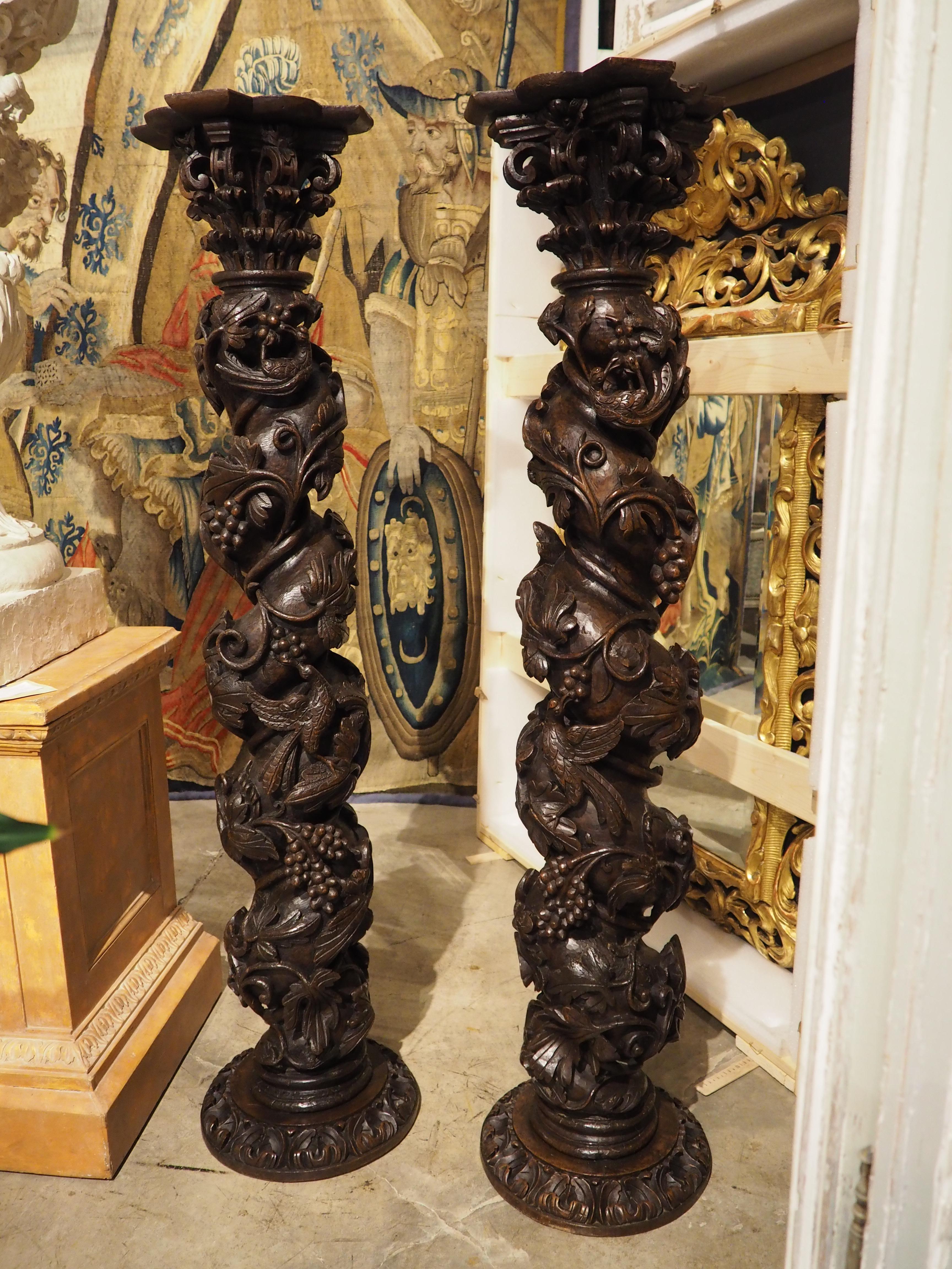 Pareja de columnas salomónicas portuguesas de castaño muy esculpidas, circa 1700 en venta 5