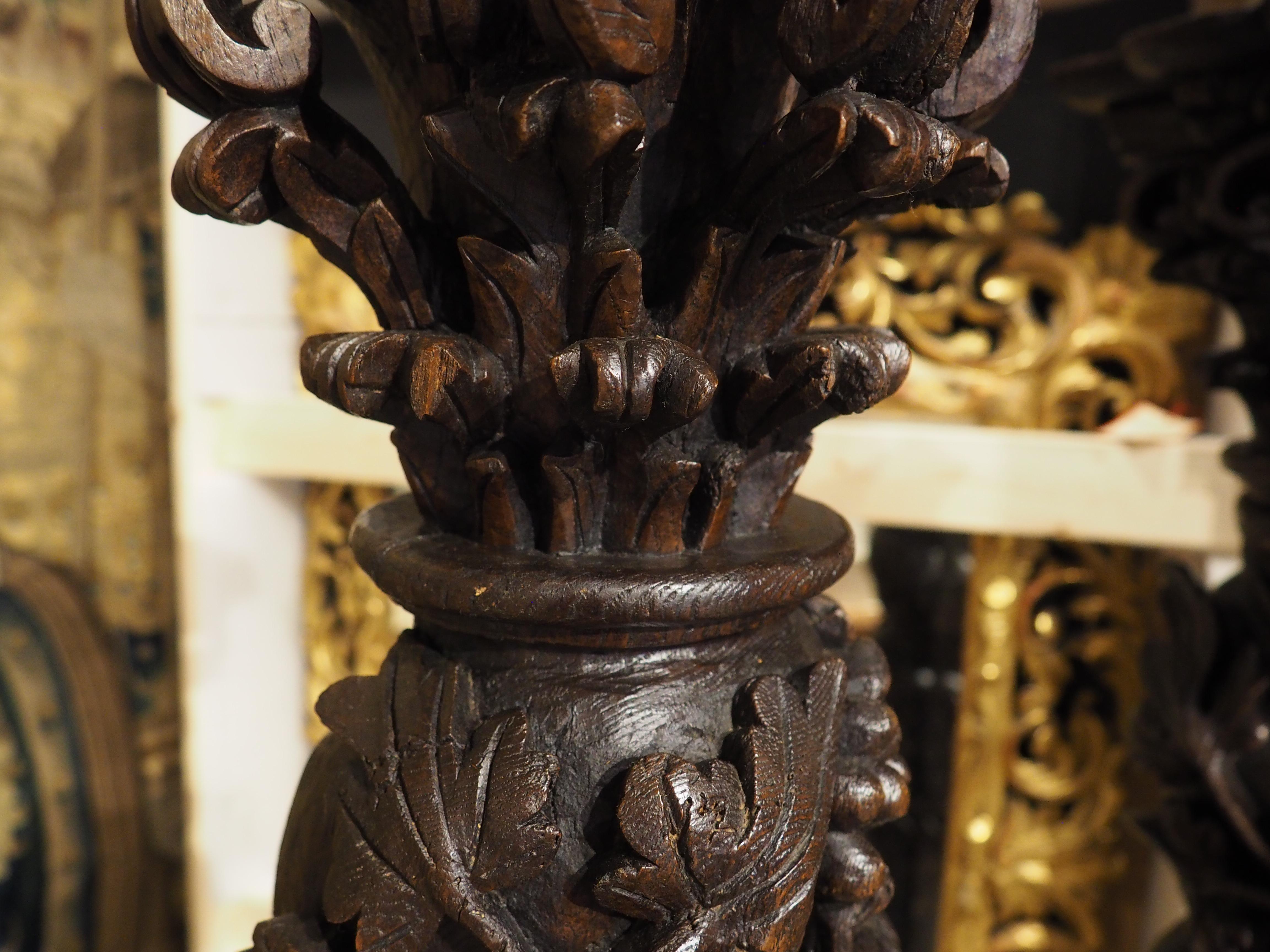Pareja de columnas salomónicas portuguesas de castaño muy esculpidas, circa 1700 en venta 6