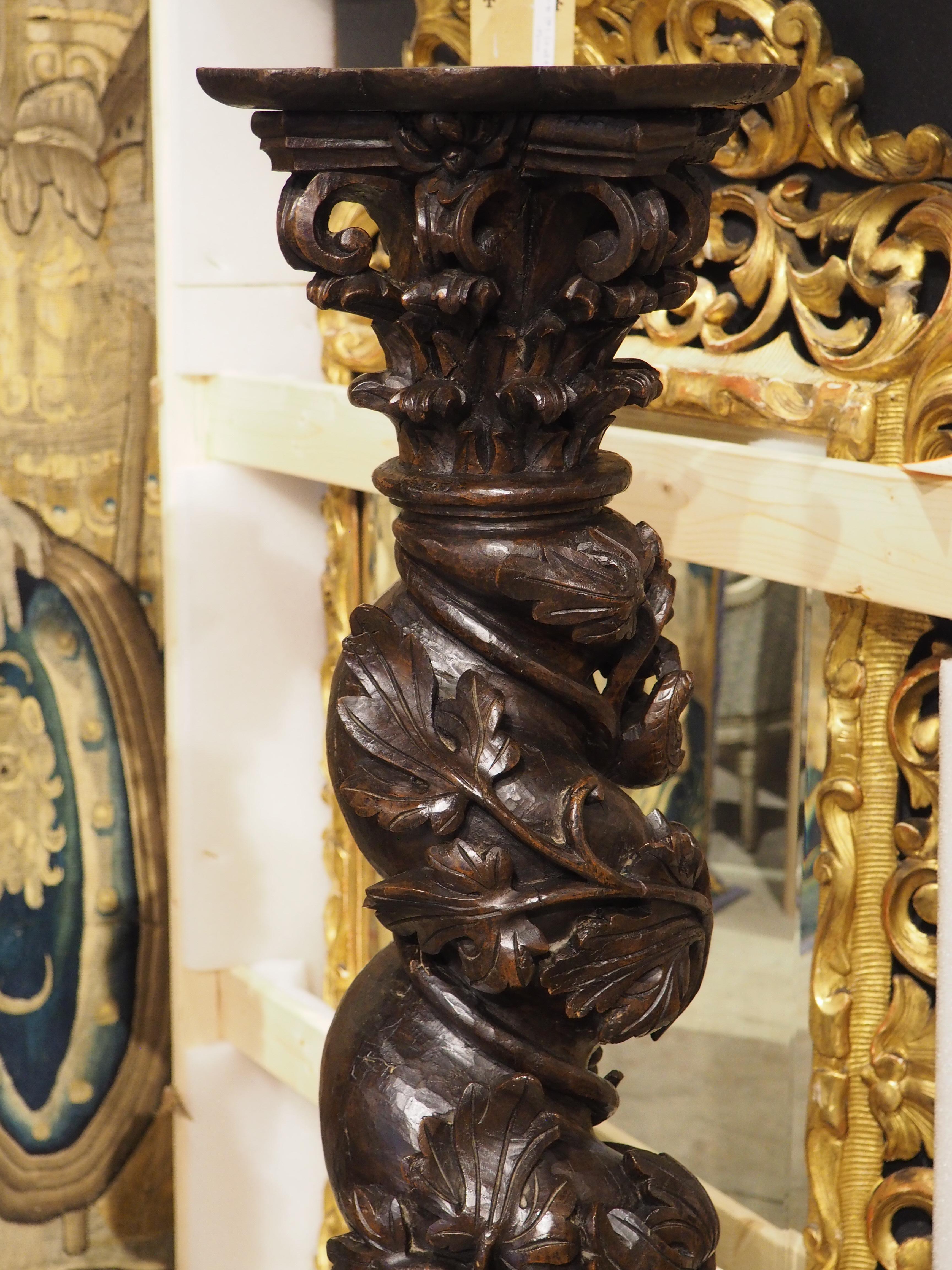 Pareja de columnas salomónicas portuguesas de castaño muy esculpidas, circa 1700 en venta 7