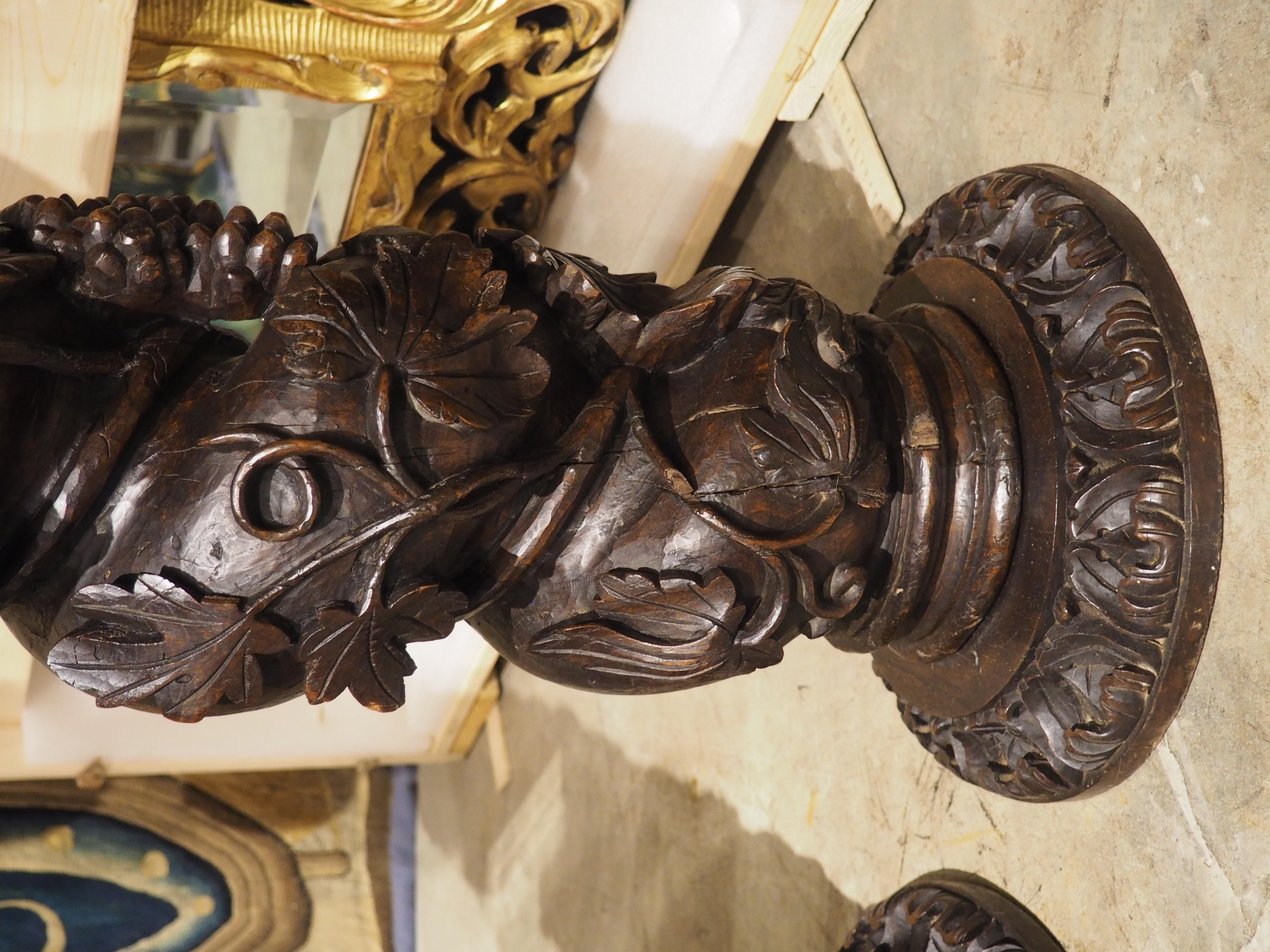 Pareja de columnas salomónicas portuguesas de castaño muy esculpidas, circa 1700 en venta 8