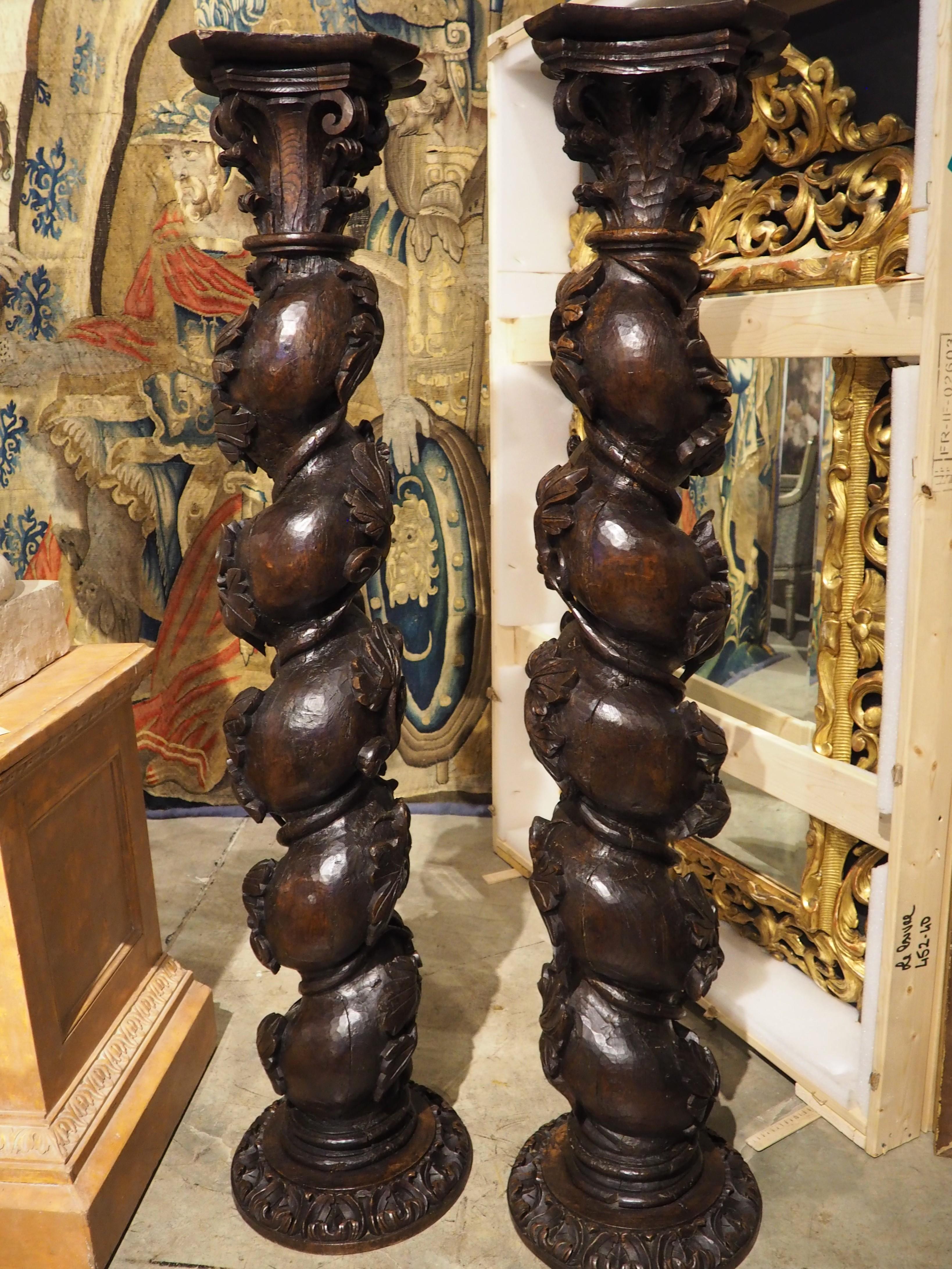 Pareja de columnas salomónicas portuguesas de castaño muy esculpidas, circa 1700 en venta 9