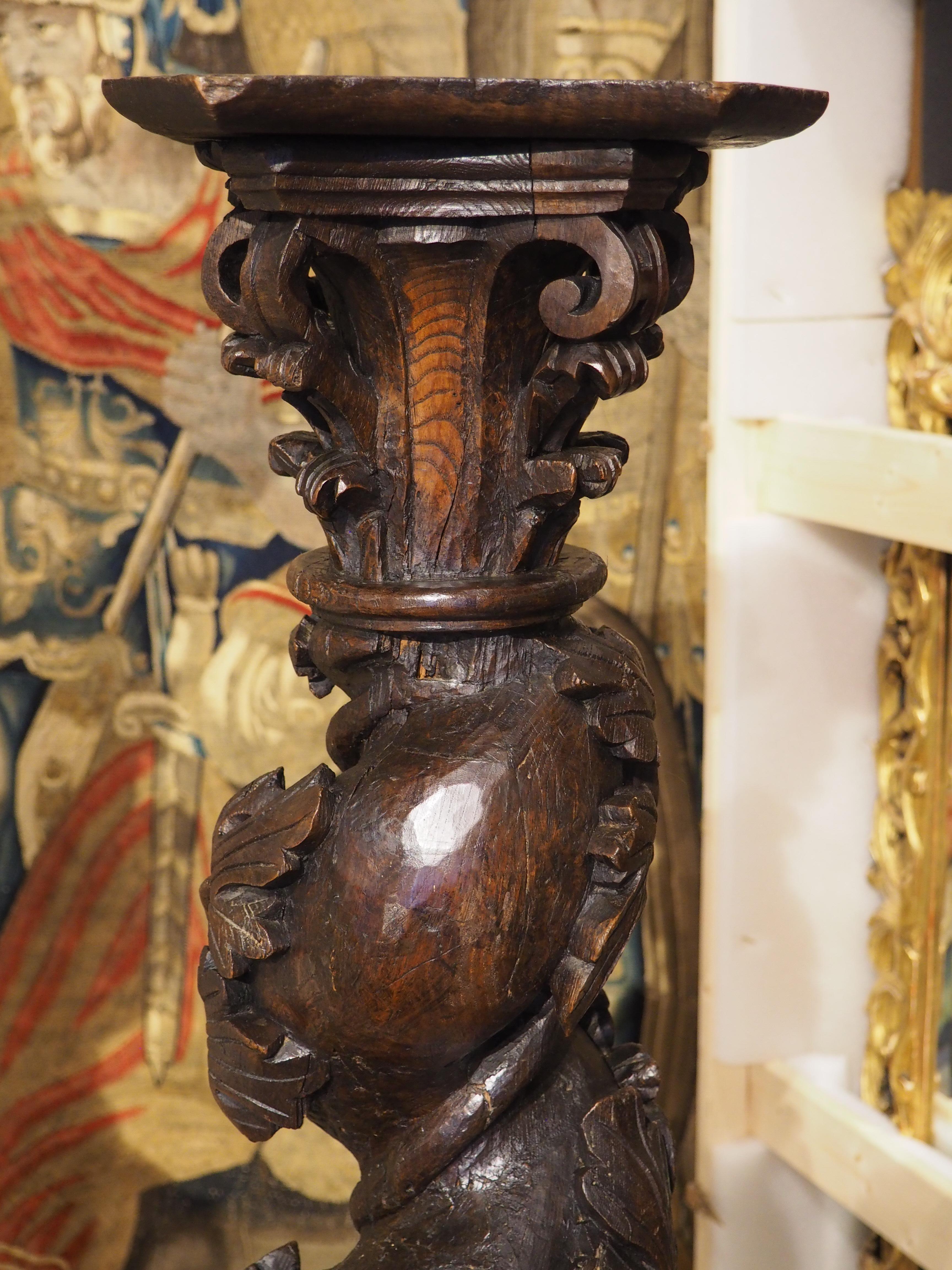 Pareja de columnas salomónicas portuguesas de castaño muy esculpidas, circa 1700 en venta 10