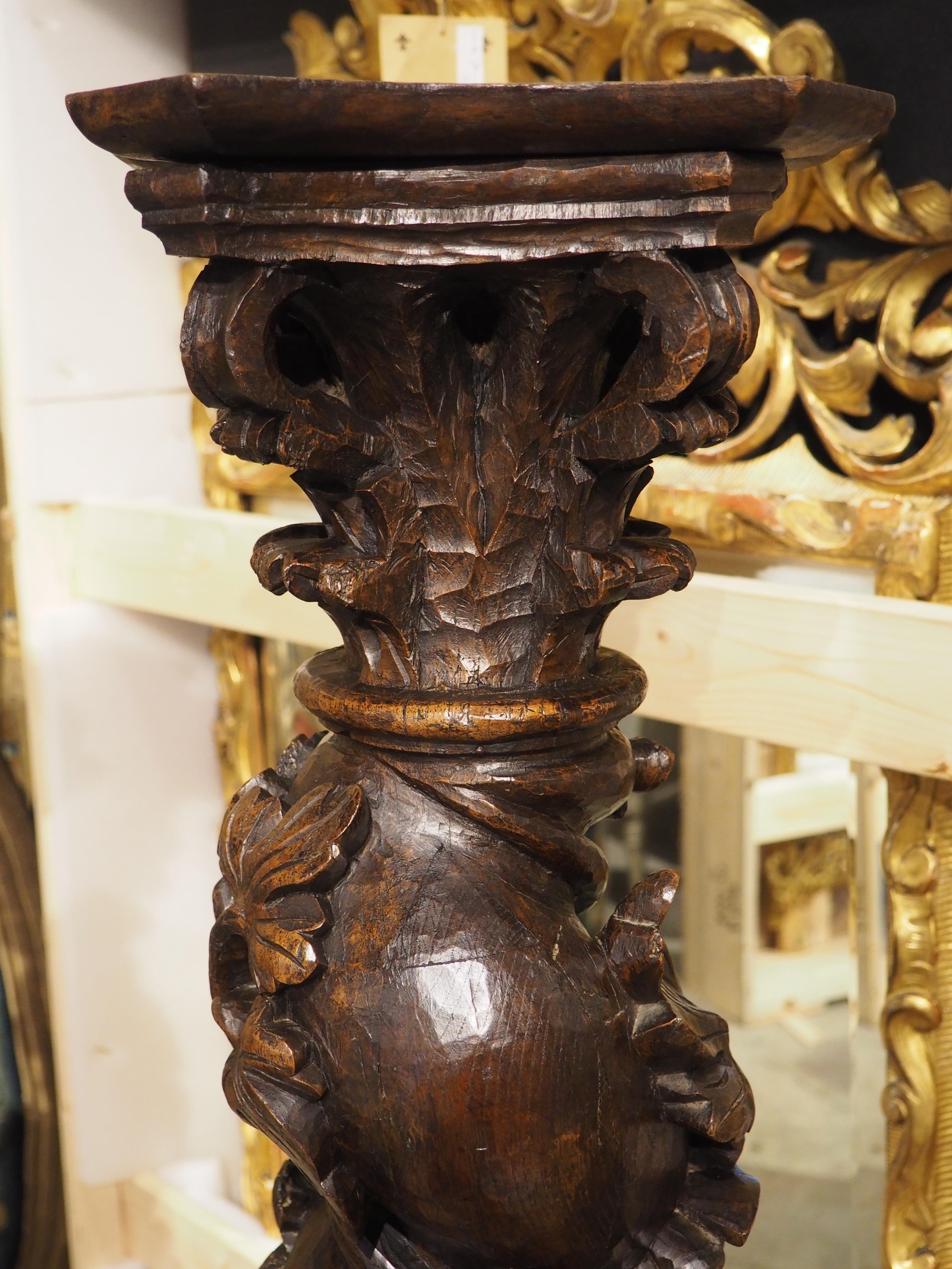 Pareja de columnas salomónicas portuguesas de castaño muy esculpidas, circa 1700 en venta 11