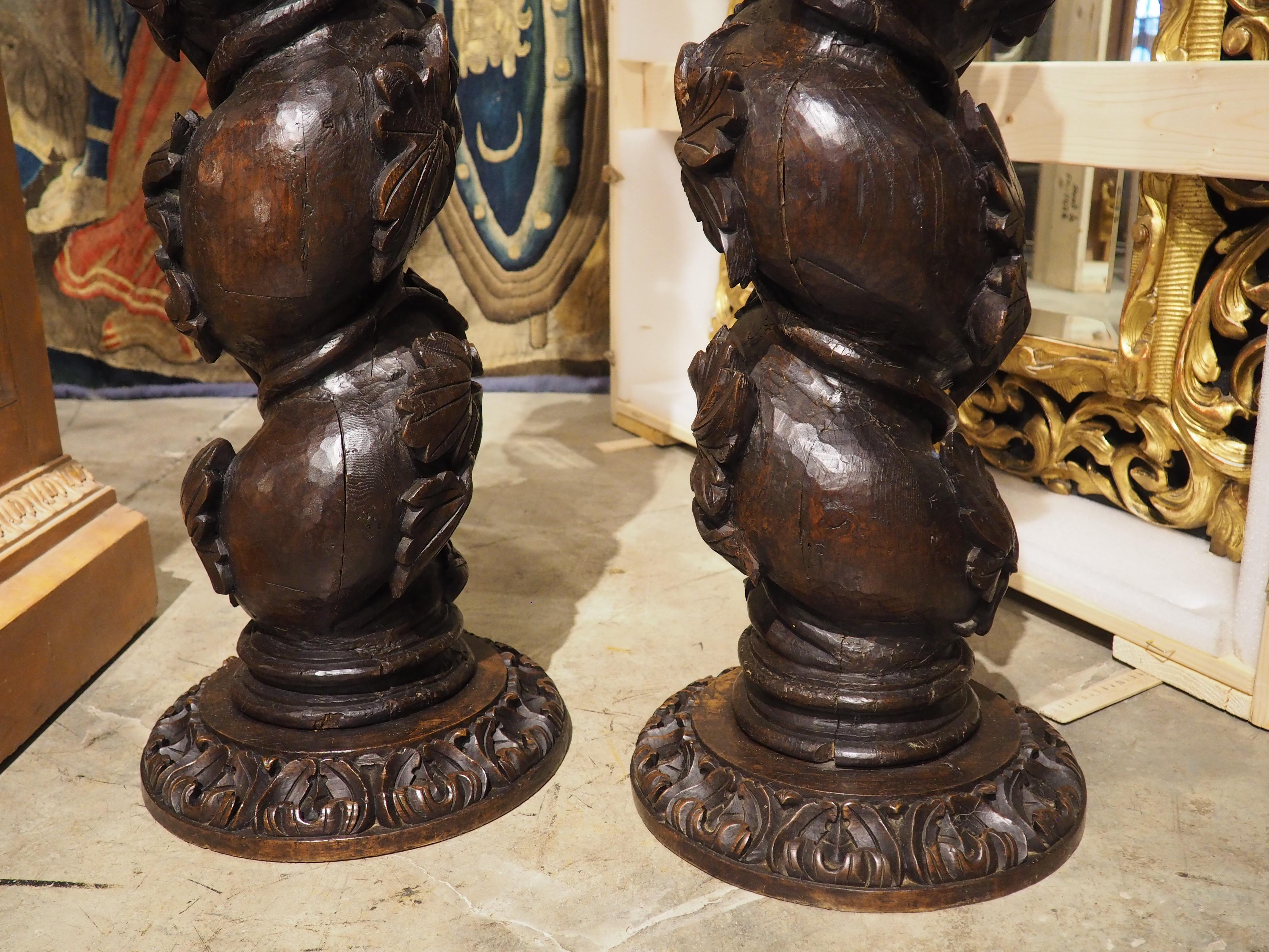 Pareja de columnas salomónicas portuguesas de castaño muy esculpidas, circa 1700 en venta 12