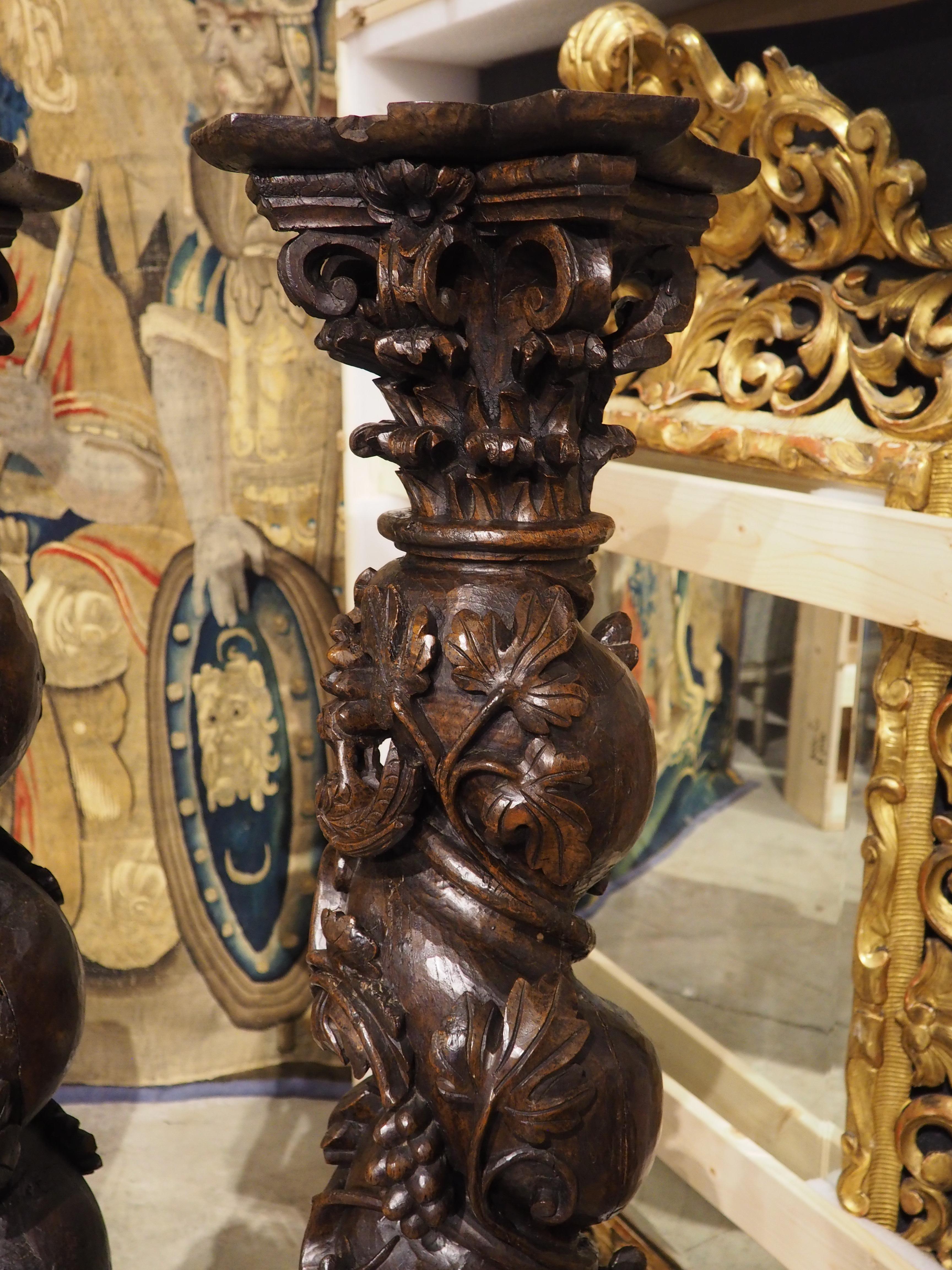Pareja de columnas salomónicas portuguesas de castaño muy esculpidas, circa 1700 en venta 13