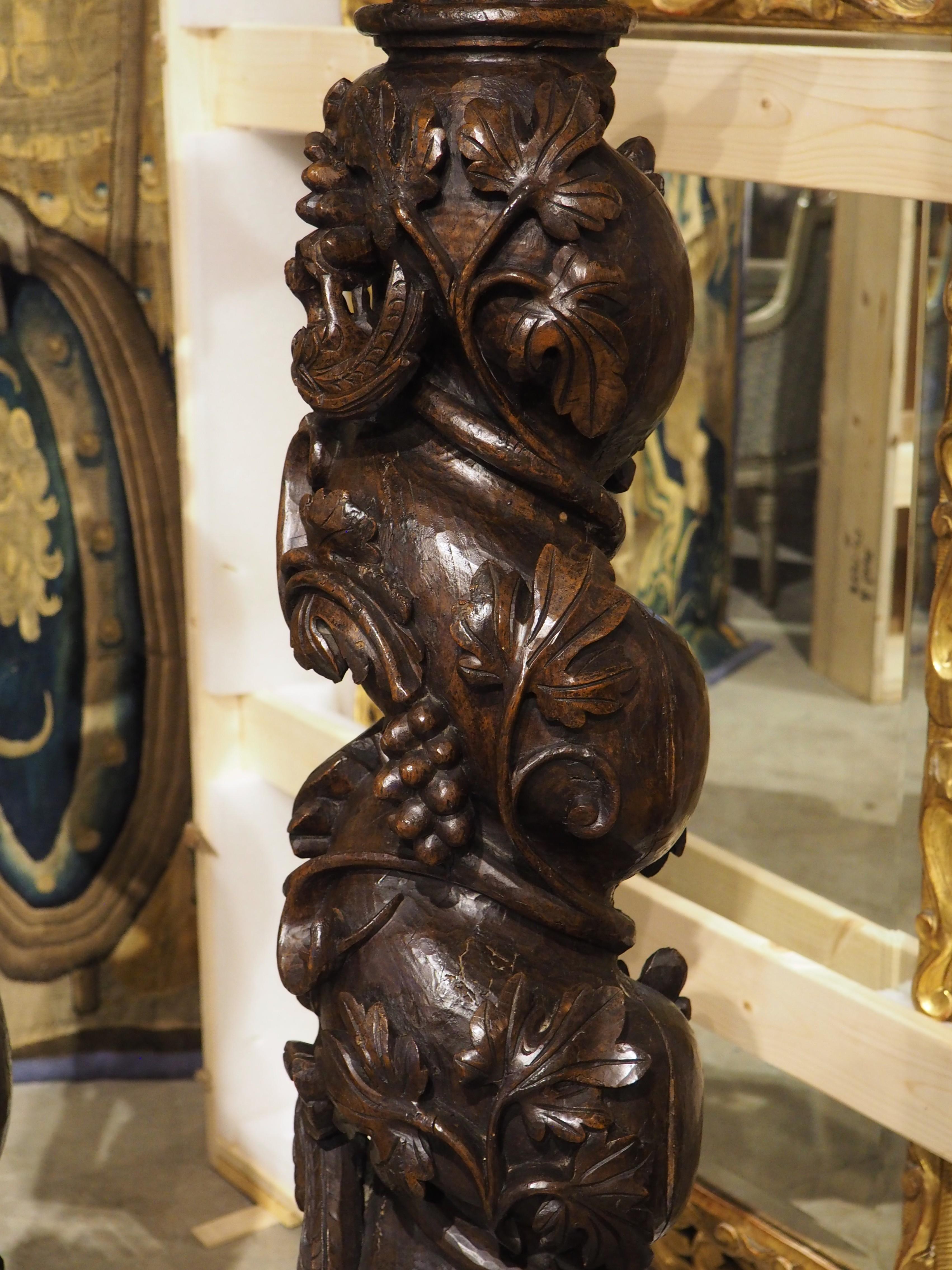Pareja de columnas salomónicas portuguesas de castaño muy esculpidas, circa 1700 Portugués en venta