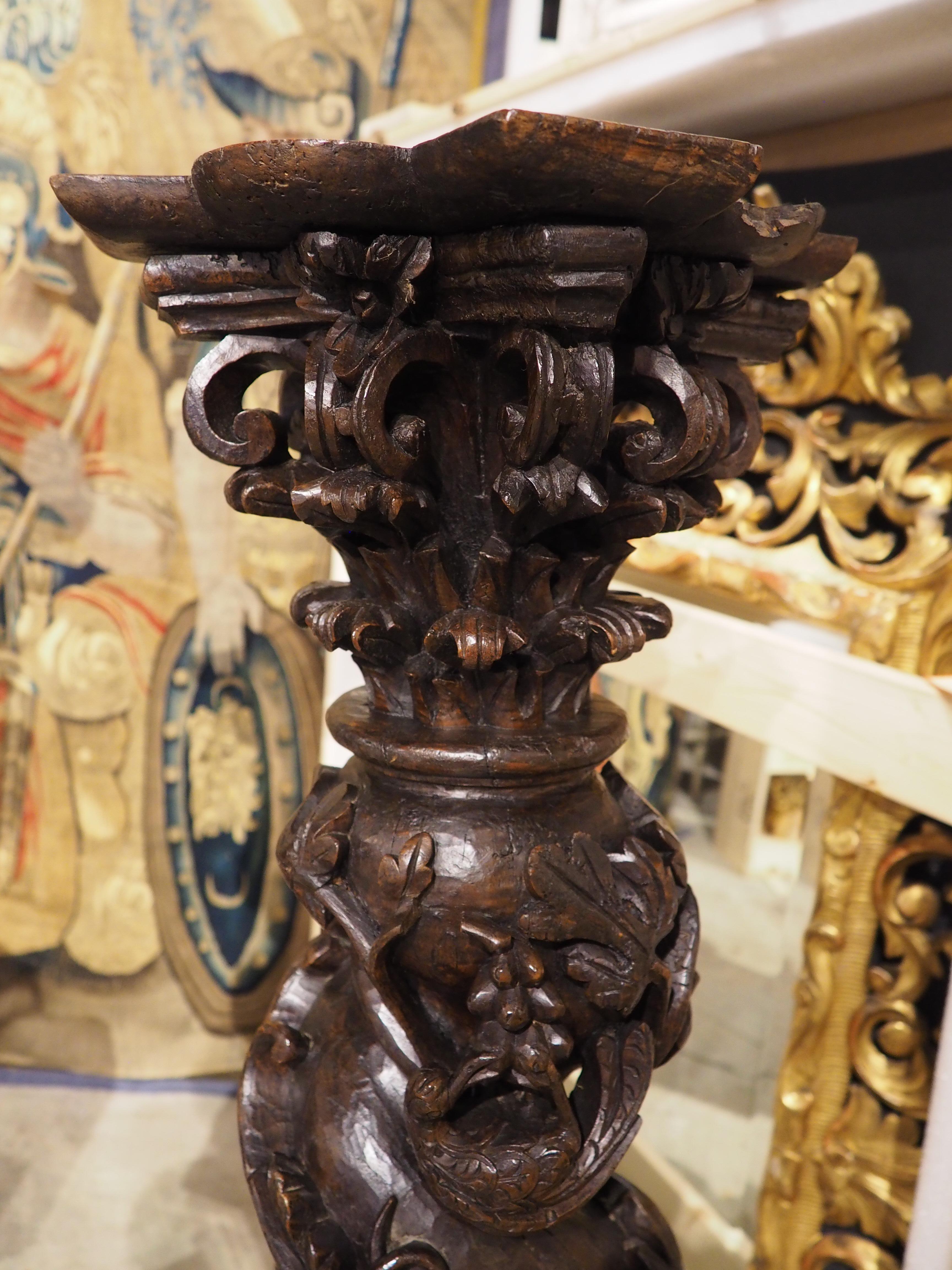Pareja de columnas salomónicas portuguesas de castaño muy esculpidas, circa 1700 Tallado a mano en venta