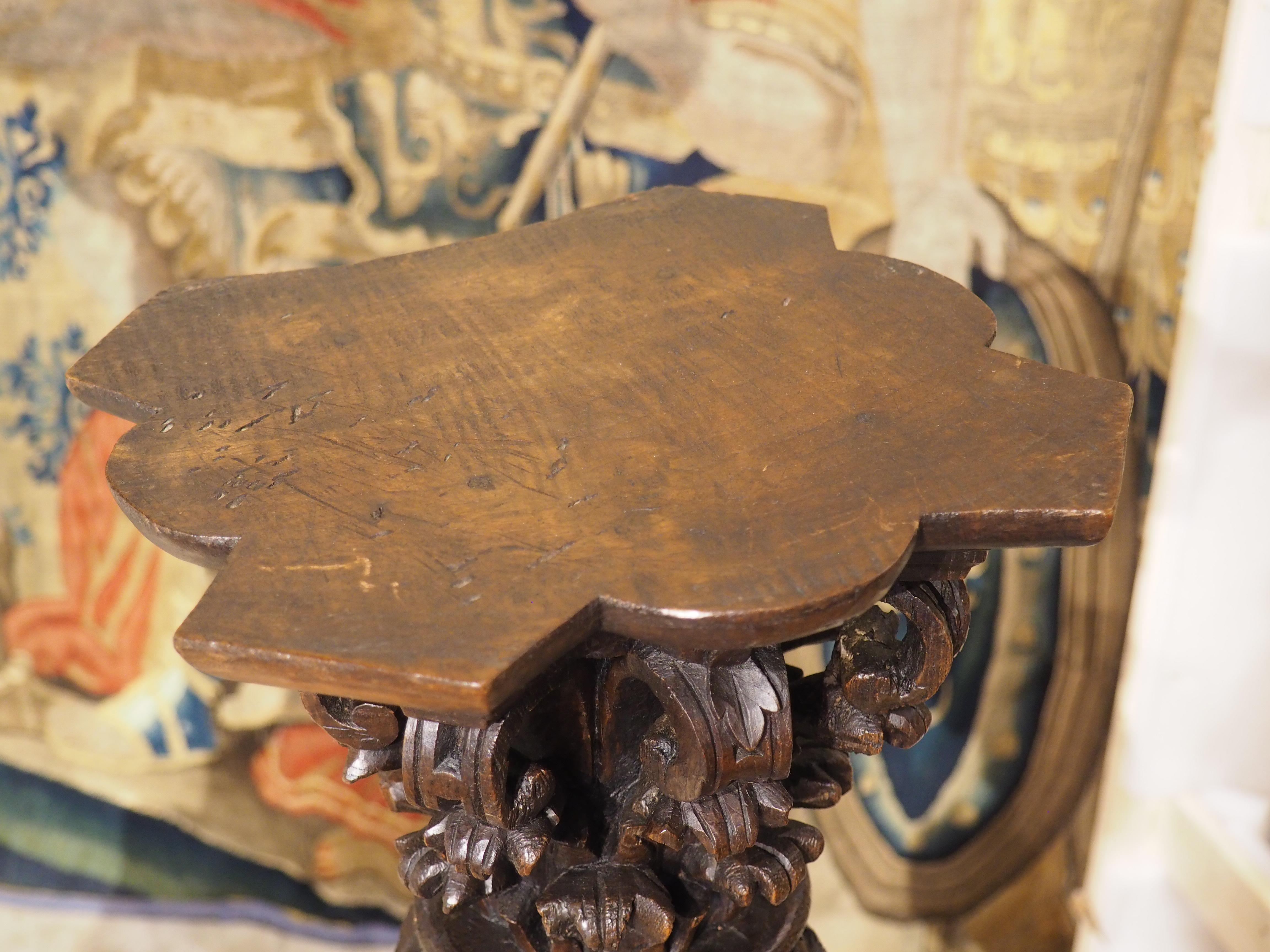 Pareja de columnas salomónicas portuguesas de castaño muy esculpidas, circa 1700 en Bueno estado para la venta en Dallas, TX