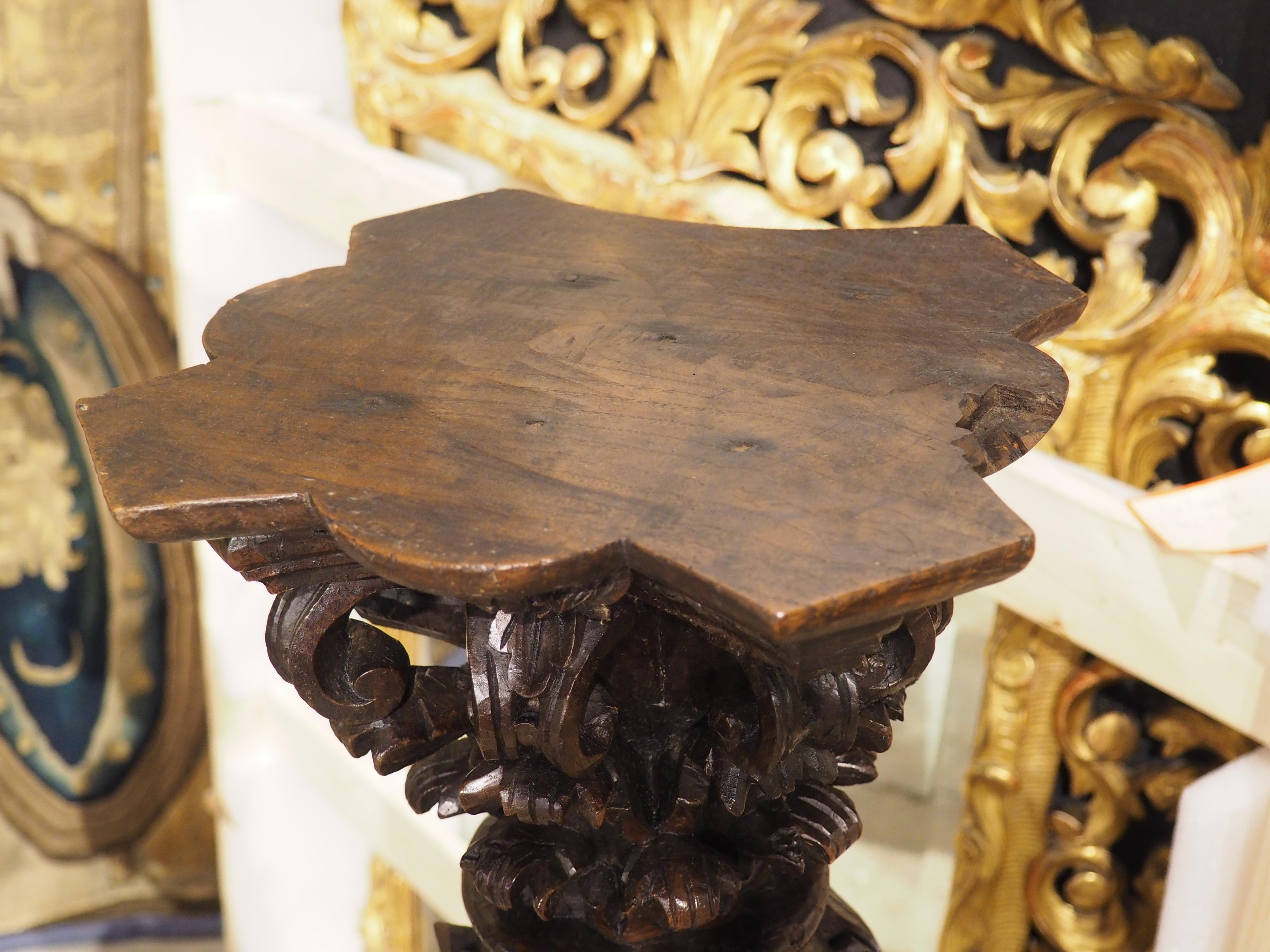 Pareja de columnas salomónicas portuguesas de castaño muy esculpidas, circa 1700 siglo XVIII en venta