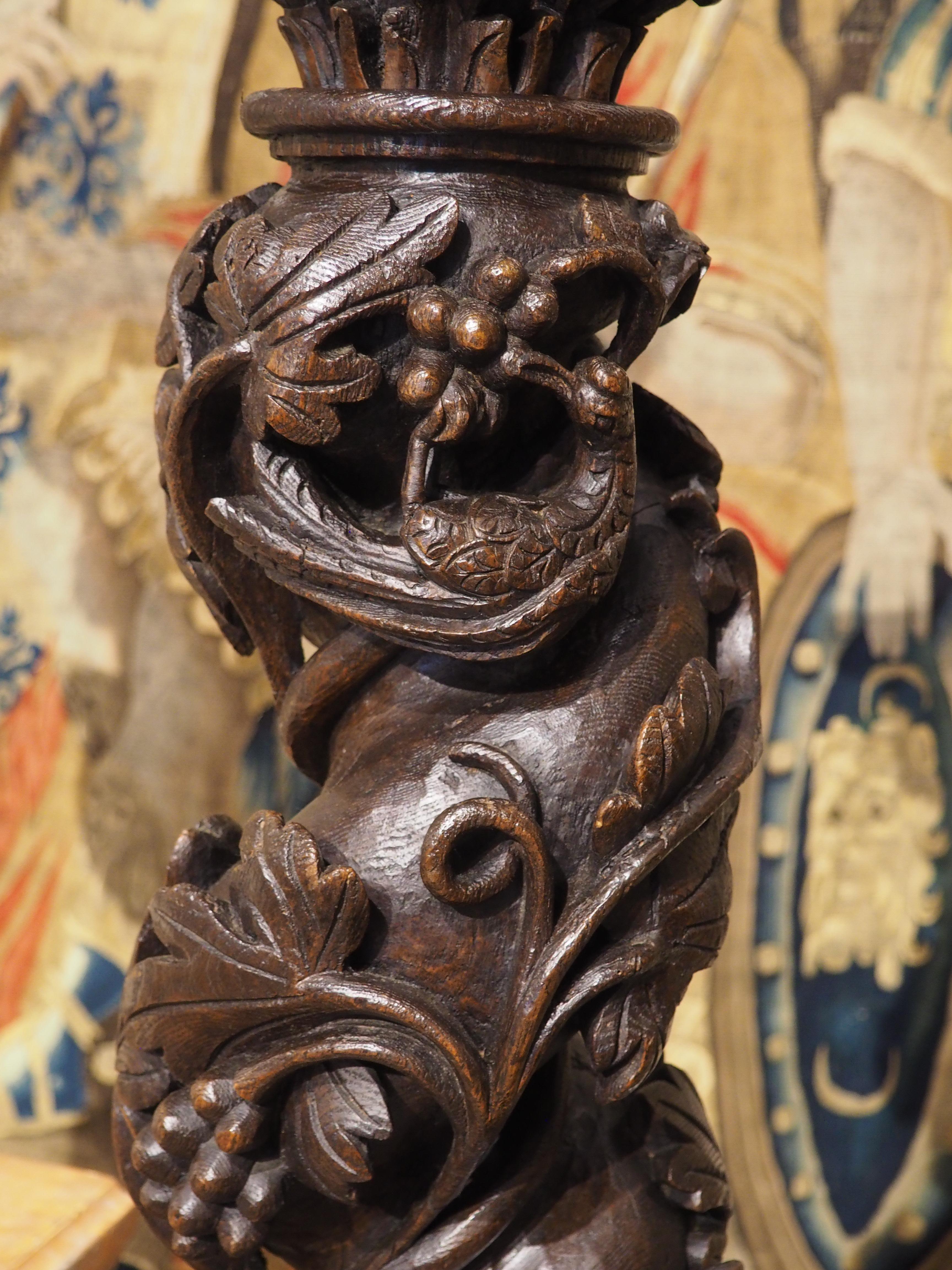 Pareja de columnas salomónicas portuguesas de castaño muy esculpidas, circa 1700 Madera en venta