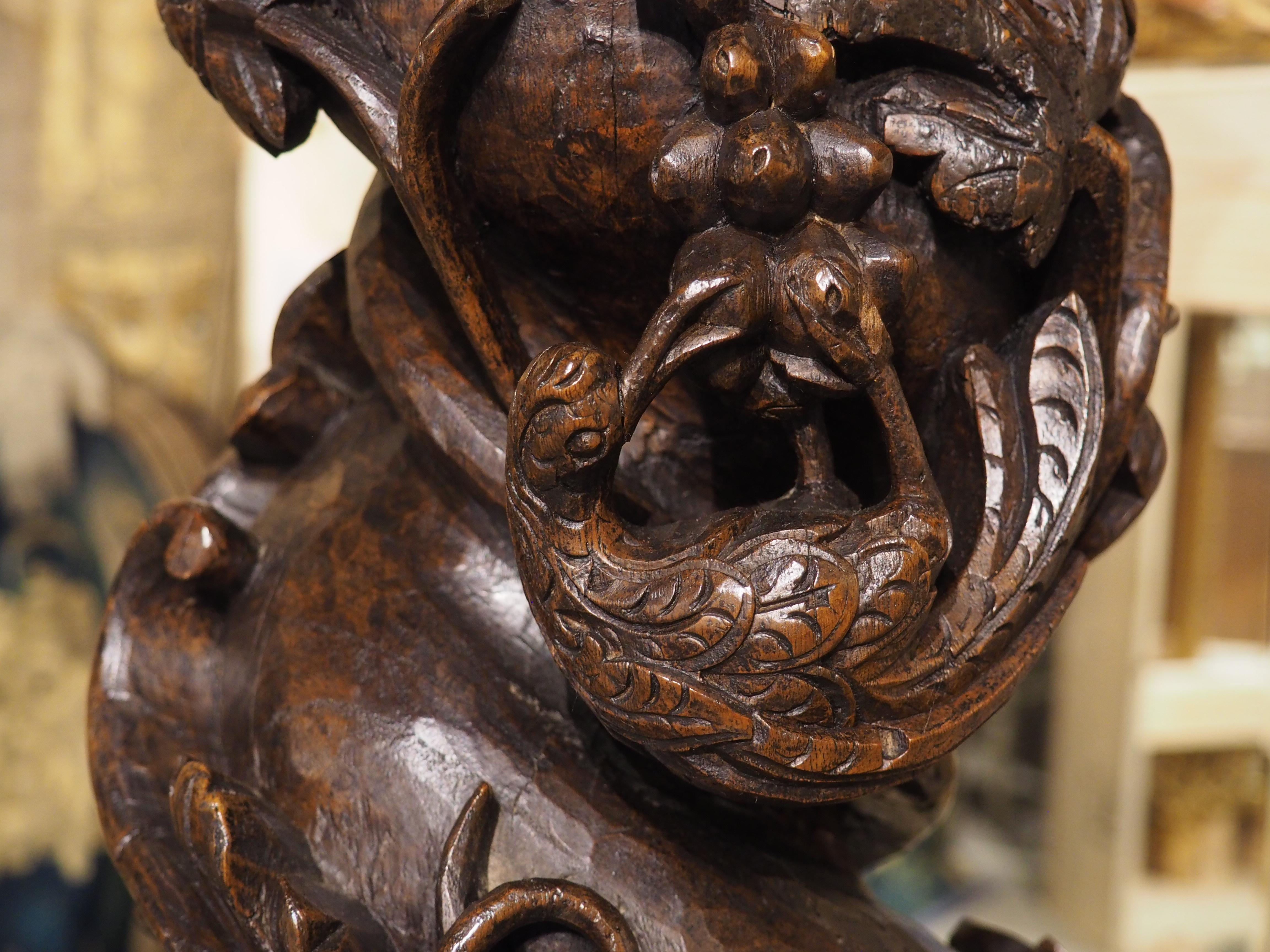 Pareja de columnas salomónicas portuguesas de castaño muy esculpidas, circa 1700 en venta 1