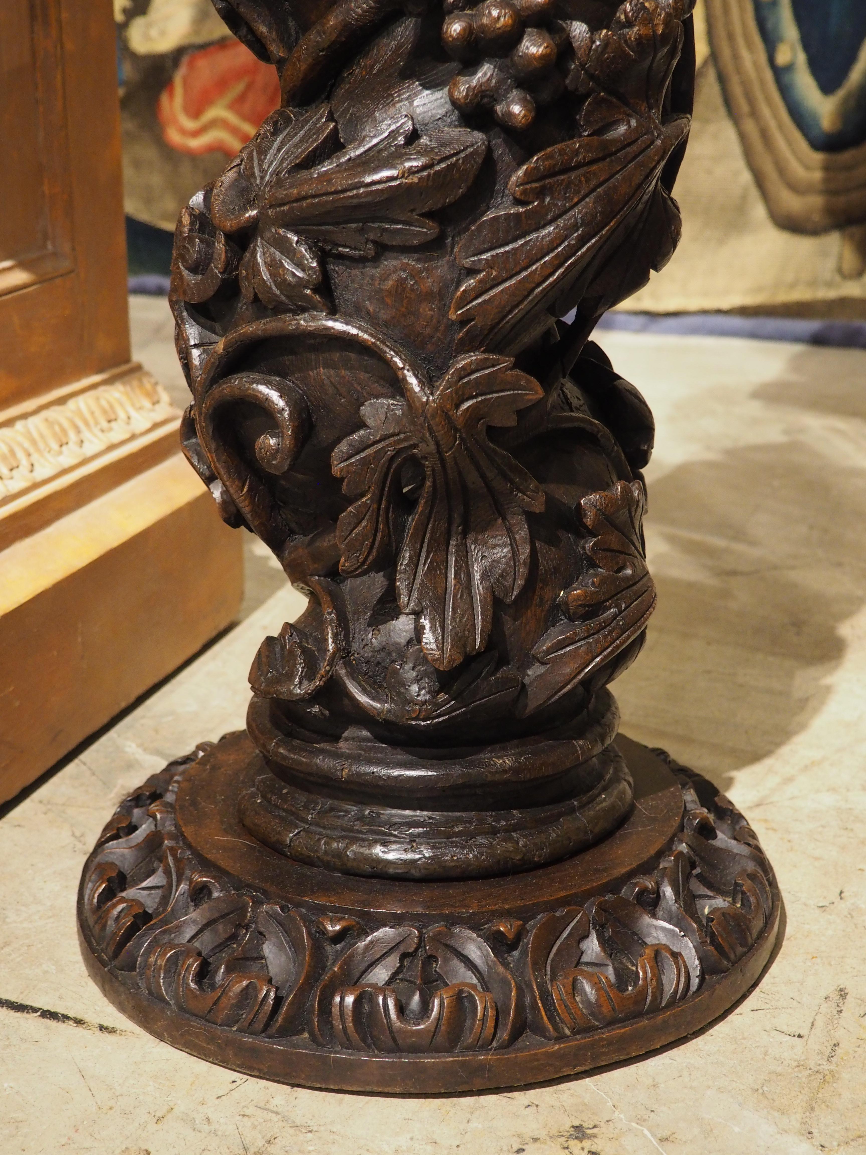 Pareja de columnas salomónicas portuguesas de castaño muy esculpidas, circa 1700 en venta 2