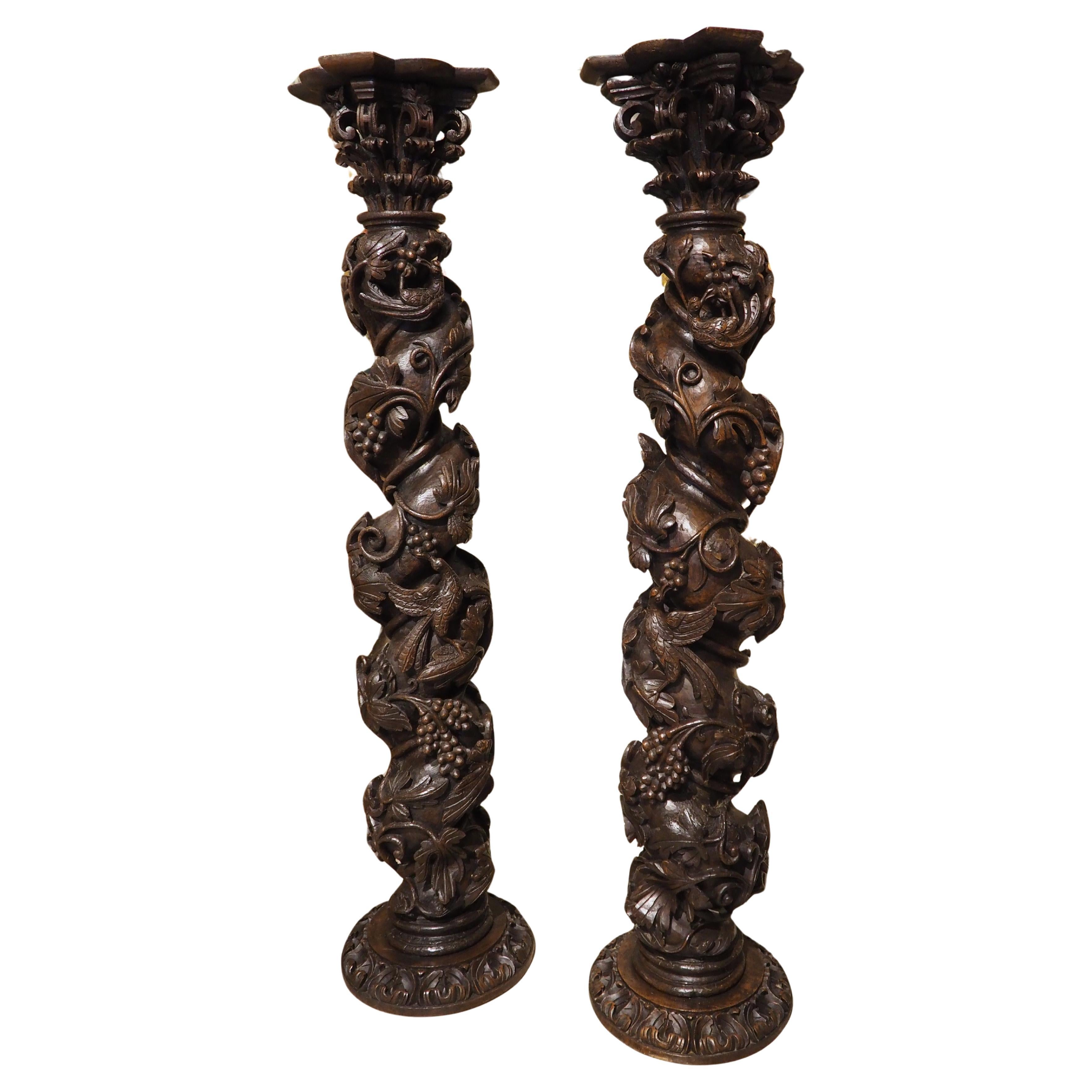 Pareja de columnas salomónicas portuguesas de castaño muy esculpidas, circa 1700 en venta