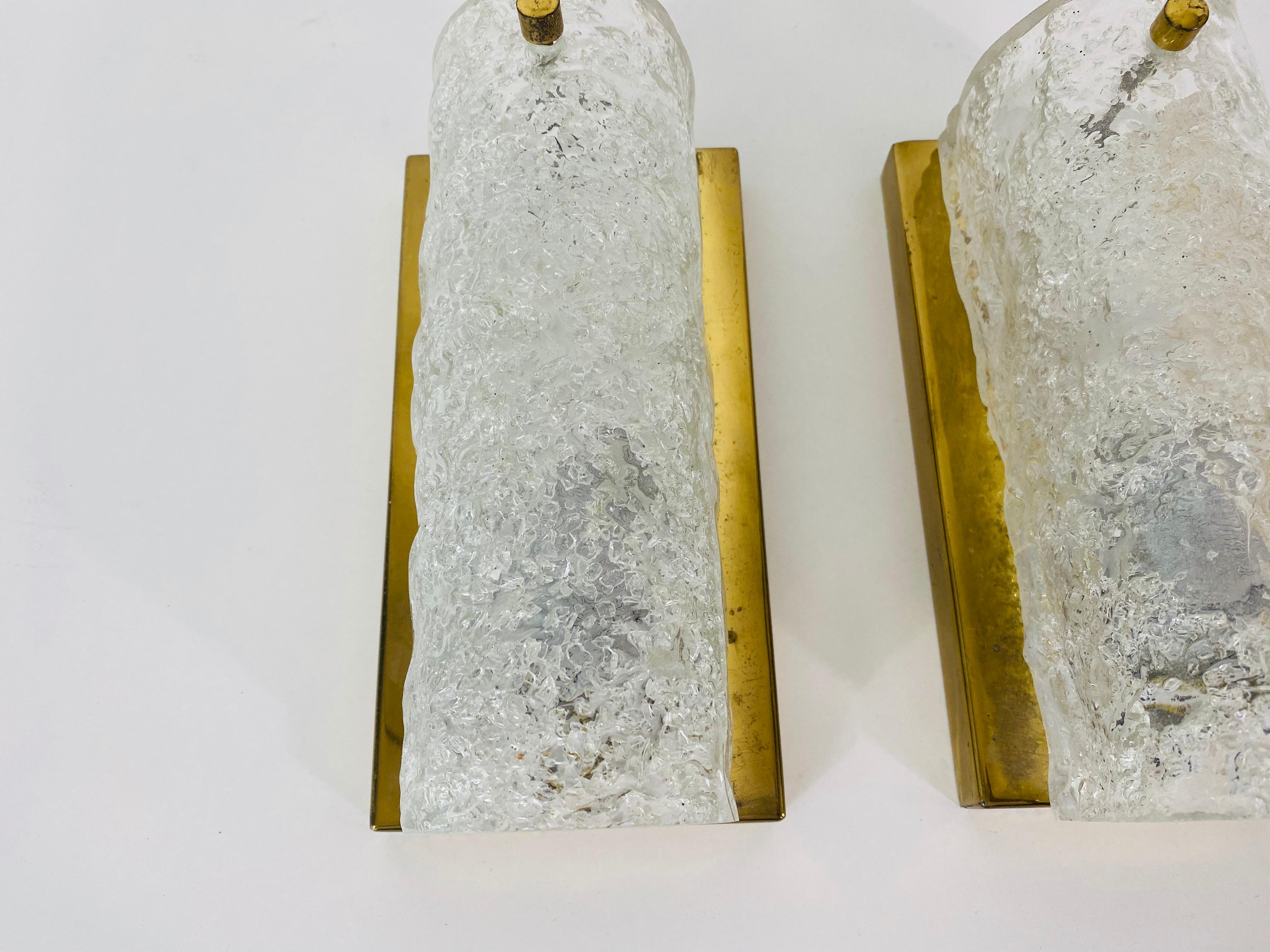 Paire d'appliques de Hillebrand Leuchten fabriquées en Allemagne dans les années 1960. Il est fascinant avec sa forme de verre rare. La partie inférieure de la lampe est en laiton.

La lampe nécessite une ampoule E14. Très bon état