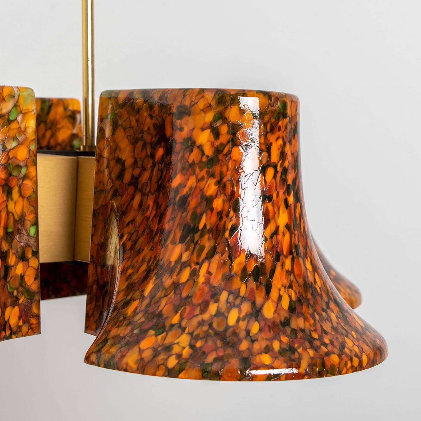 Ein Paar Hillebrand-Anhänger „Confetti“ aus orangefarbenem und goldenem Muranoglas, 1970er Jahre (Moderne der Mitte des Jahrhunderts) im Angebot