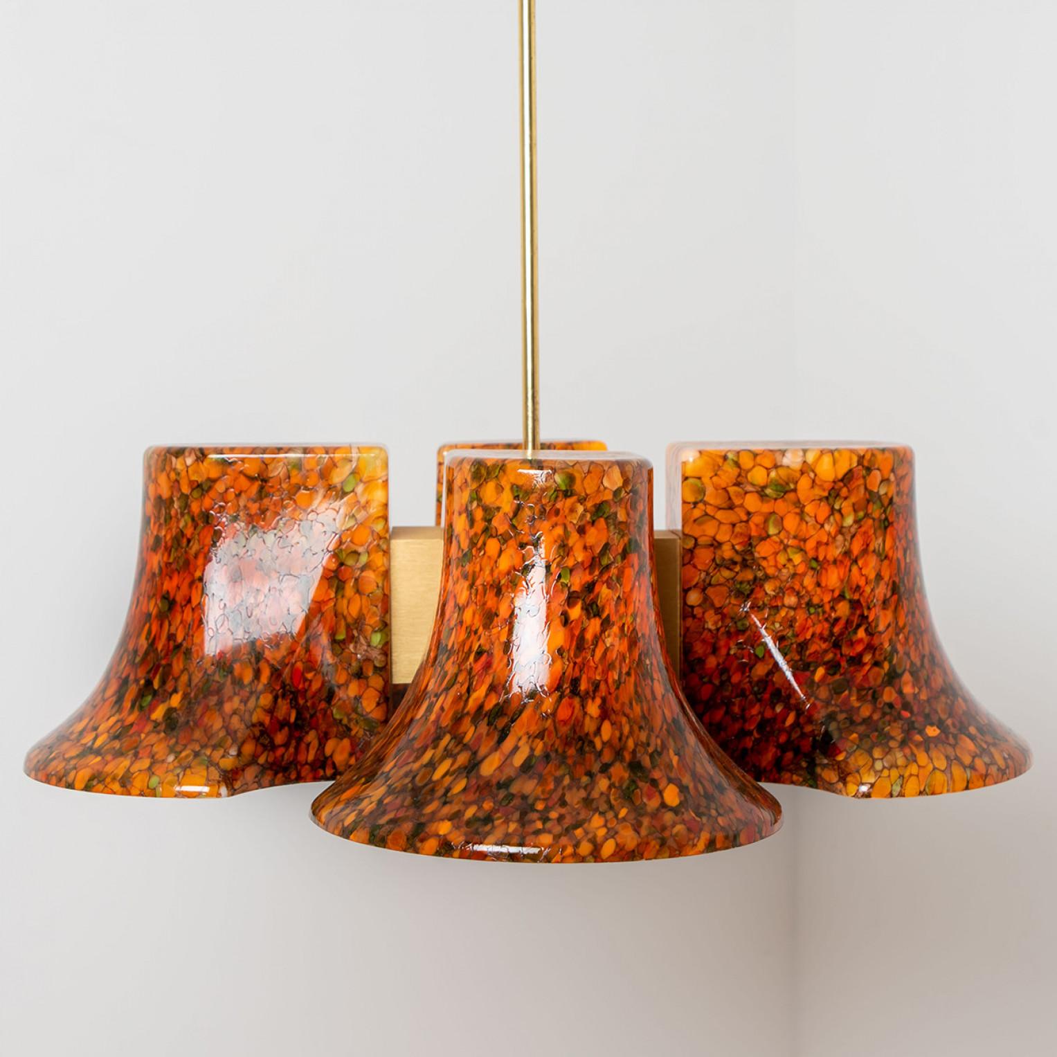 Ein Paar Hillebrand-Anhänger „Confetti“ aus orangefarbenem und goldenem Muranoglas, 1970er Jahre (Sonstiges) im Angebot