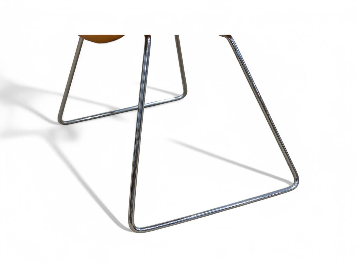 Pair of “Hillie” armchairs in Leather & Metal by Robin Day for L’Atelier, 1960s For Sale 2