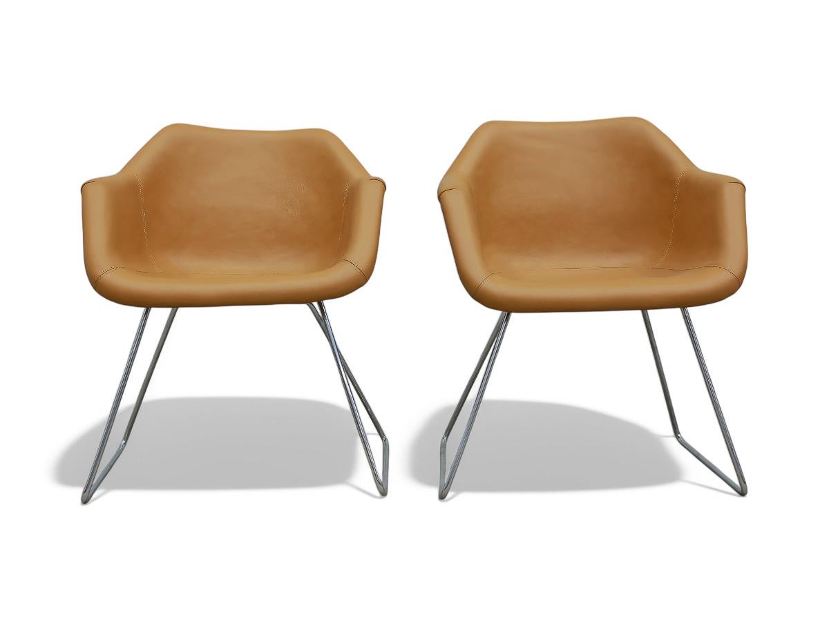 Mid-Century Modern Pair of “Hillie” armchairs in Leather & Metal by Robin Day for L’Atelier, 1960s For Sale