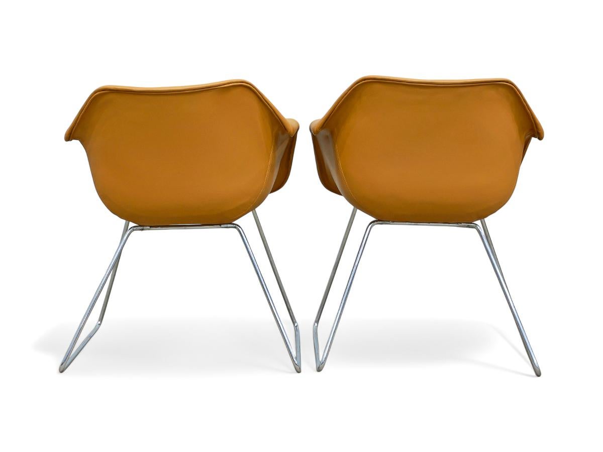 Pair of “Hillie” armchairs in Leather & Metal by Robin Day for L’Atelier, 1960s In Good Condition For Sale In New York, NY