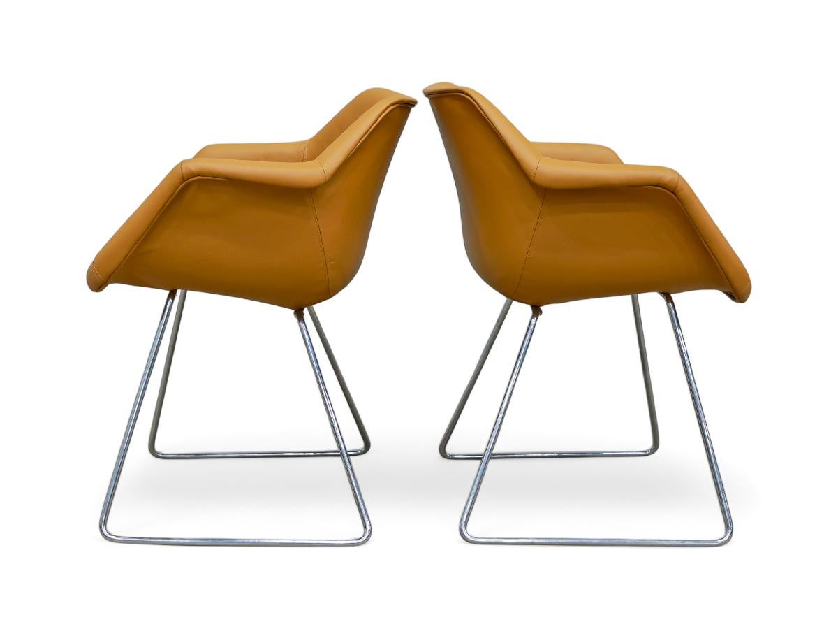 20th Century Pair of “Hillie” armchairs in Leather & Metal by Robin Day for L’Atelier, 1960s For Sale