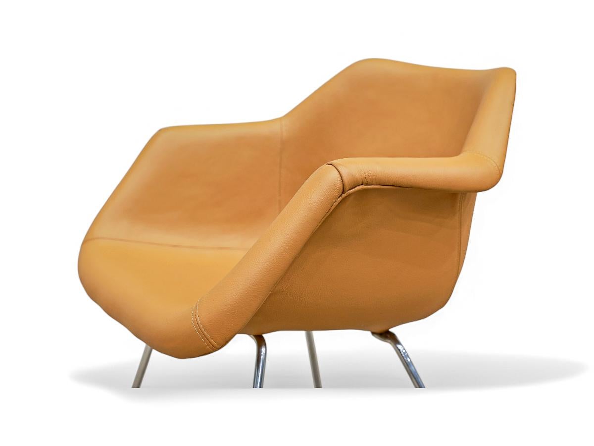 Chrome Pair of “Hillie” armchairs in Leather & Metal by Robin Day for L’Atelier, 1960s For Sale