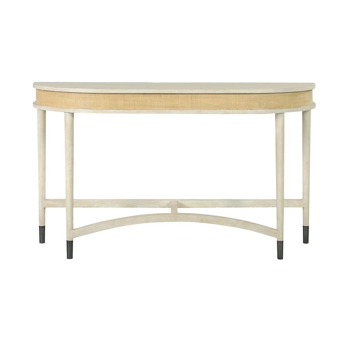 Dieser elegante Tisch im Küstenstil zeichnet sich durch das Himlaya-Finish, eine halbrunde Holzplatte und eine mit Bast umwickelte Schürze aus, die ihm Wärme und Raffinesse verleihen. Der geformte Keilrahmen verbindet die runden, konisch zulaufenden
