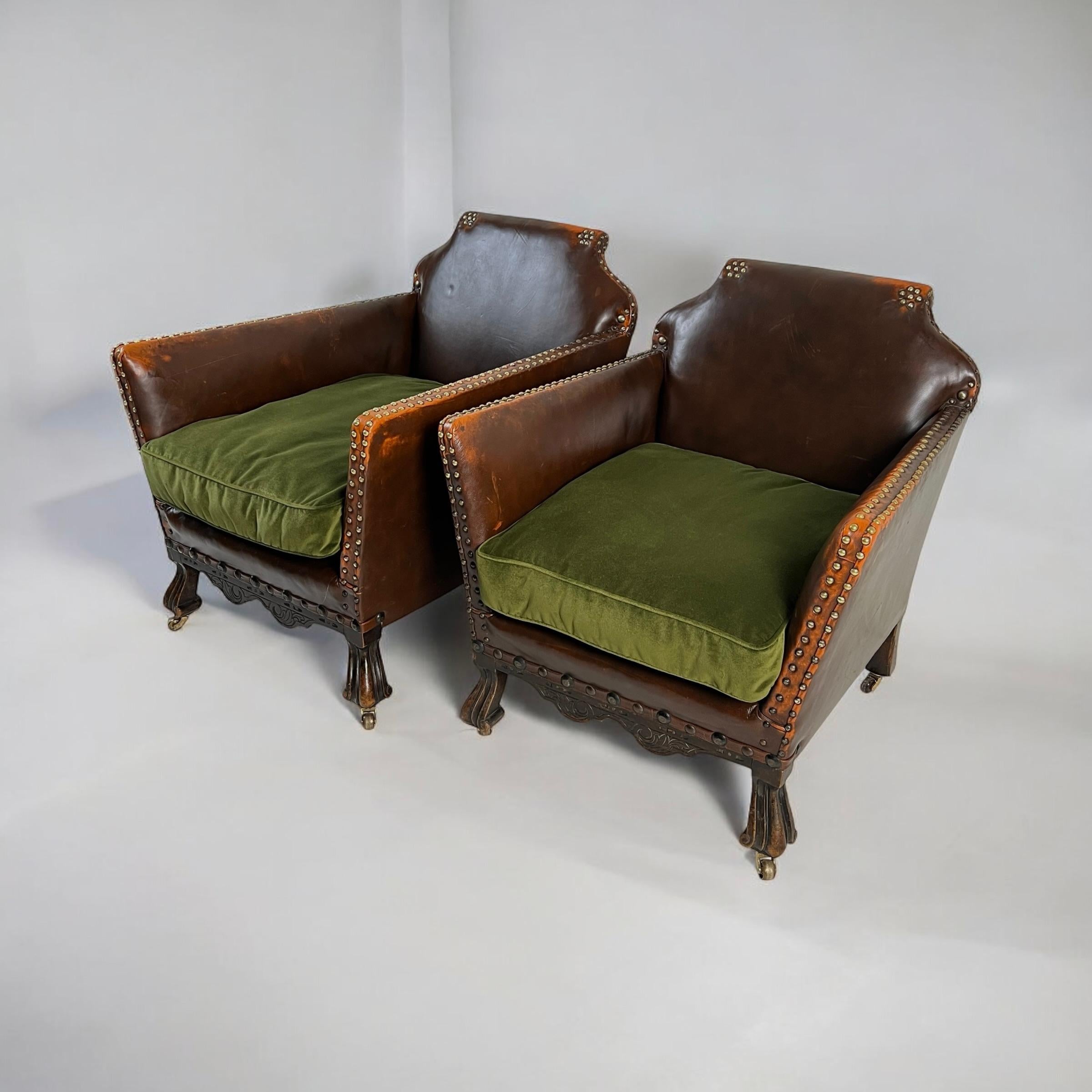 Un'affascinante coppia di sedie da club in pelle francese dei primi del Novecento (