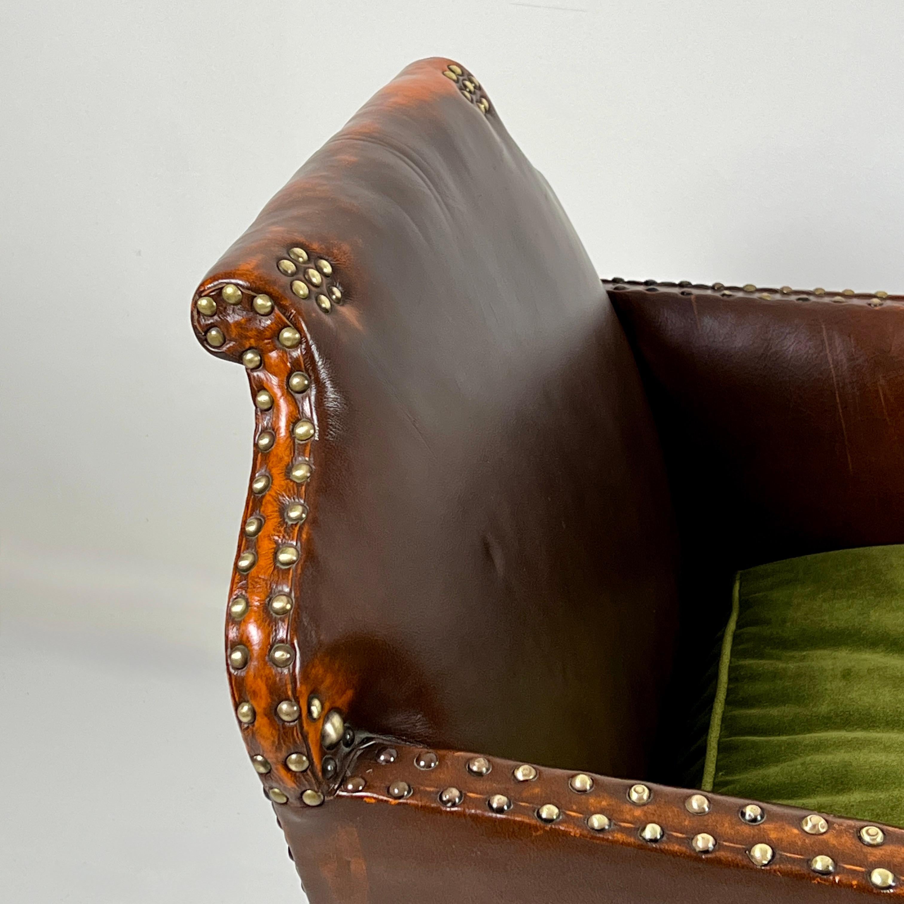 Coppia di sedie da club in pelle francese per lui e per lei In condizioni buone in vendita a London, GB