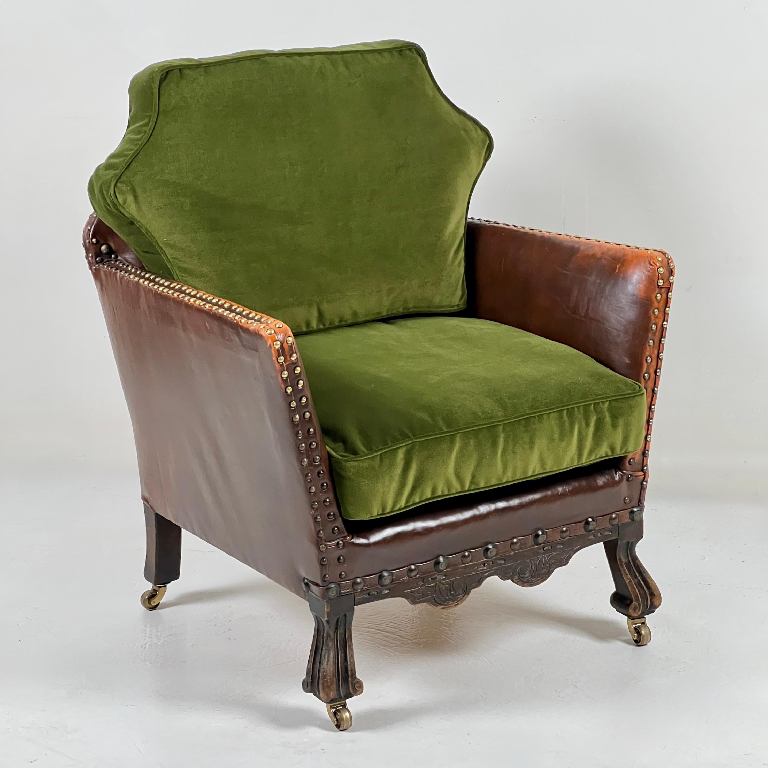 XX secolo Coppia di sedie da club in pelle francese per lui e per lei in vendita