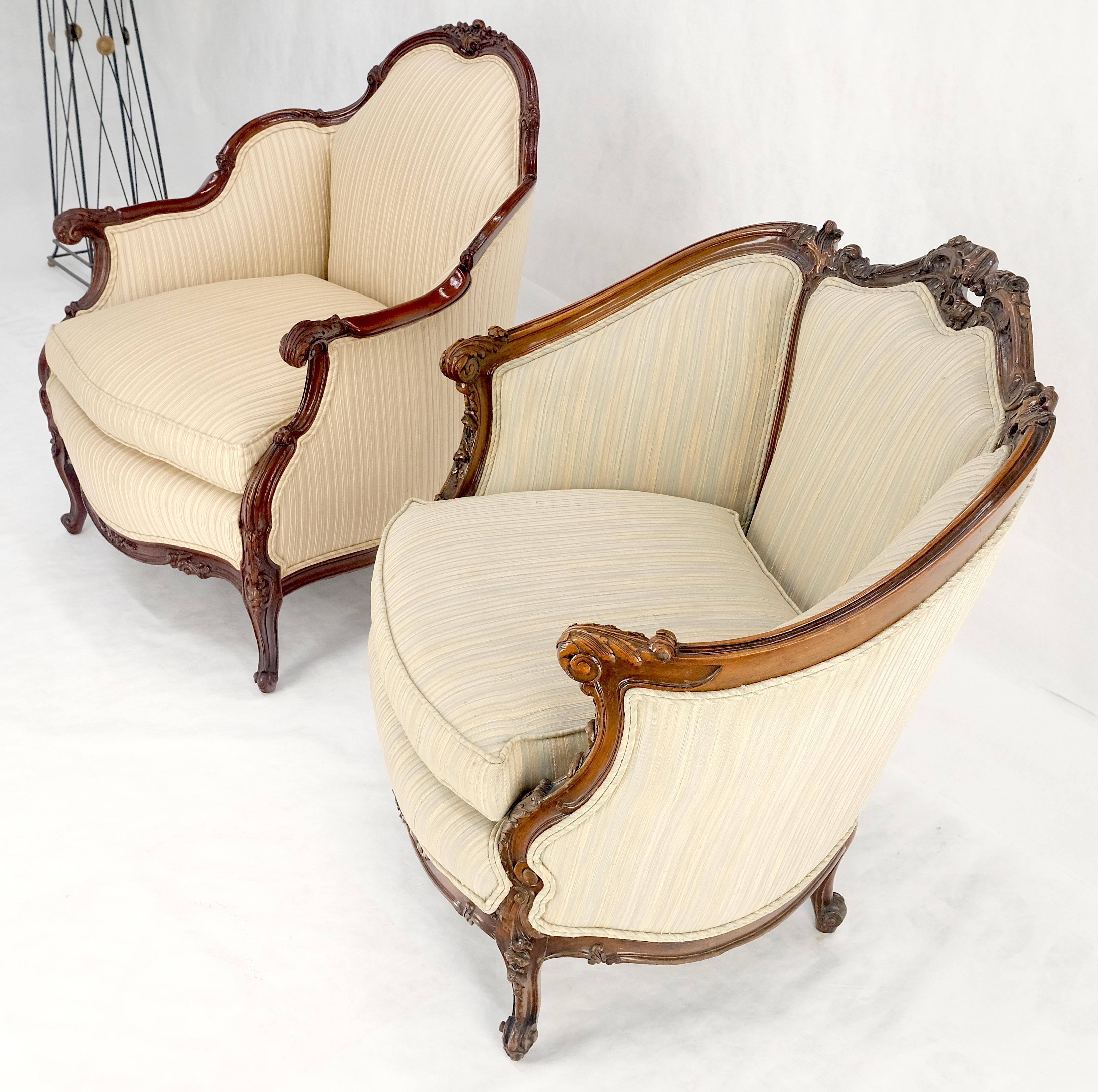Paire de fauteuils de salon Louis XV en acajou sculpté, propres à lui et à elle. en vente 3