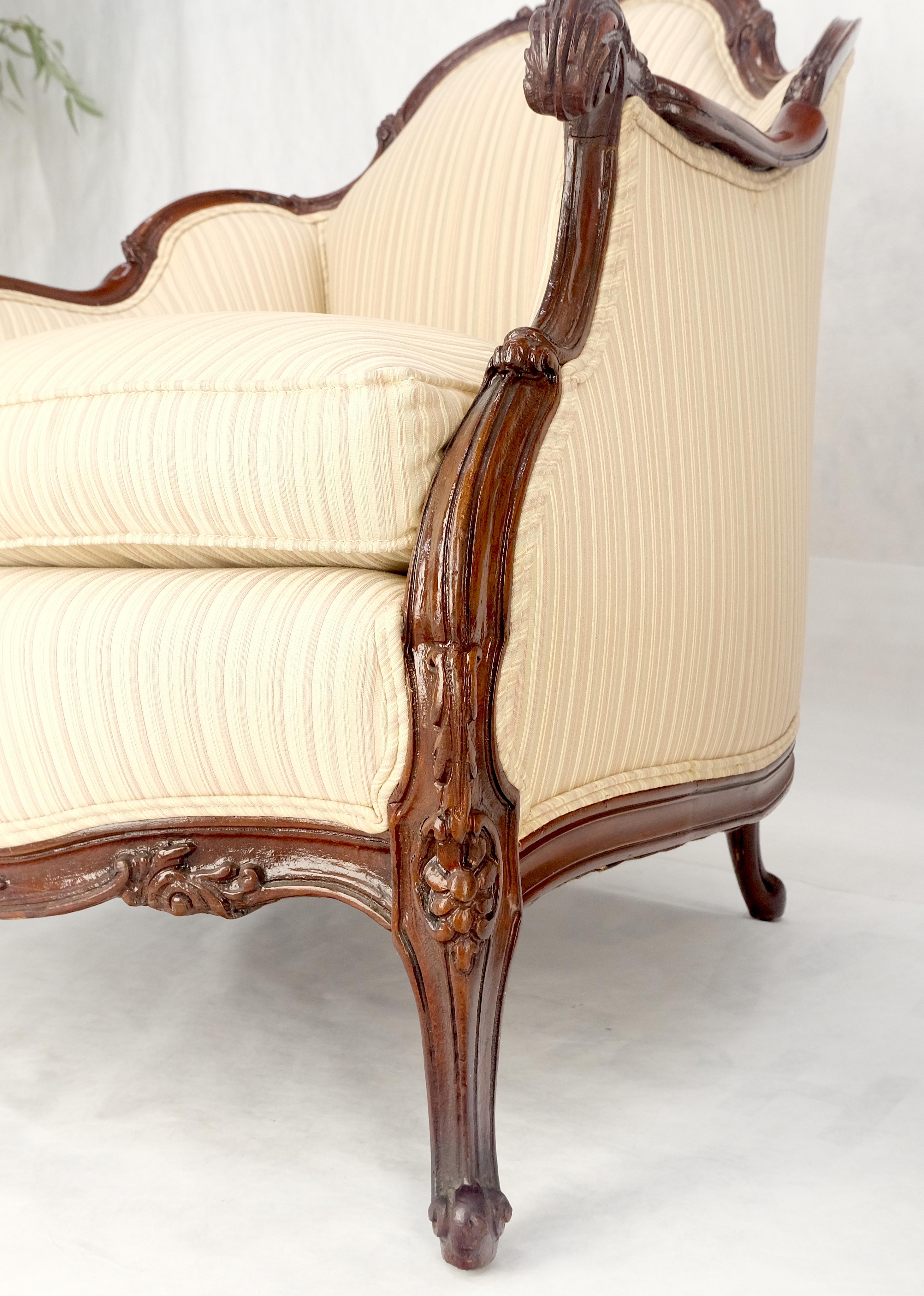 Paire de fauteuils de salon Louis XV en acajou sculpté, propres à lui et à elle. en vente 4