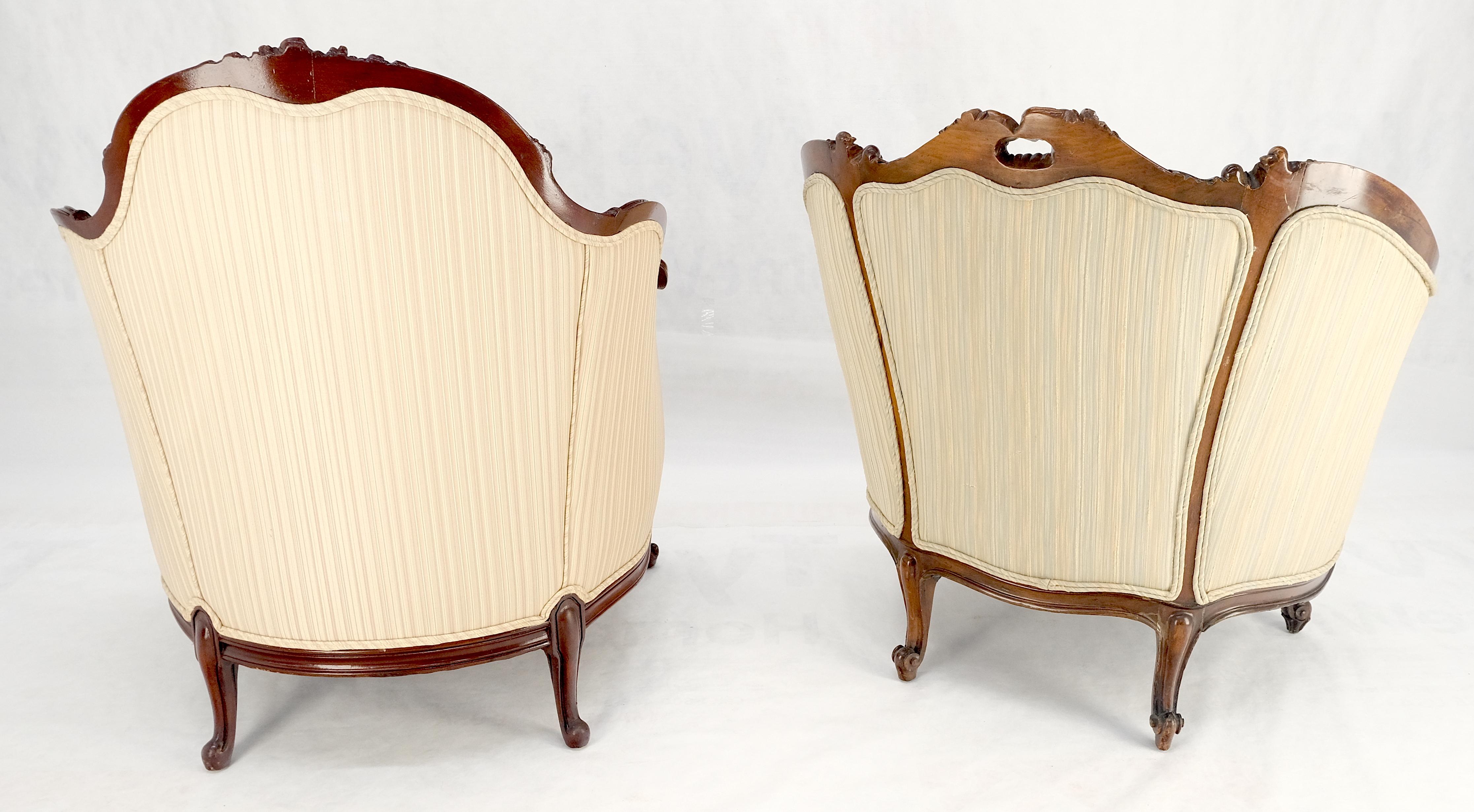 Paire de fauteuils de salon Louis XV en acajou sculpté, propres à lui et à elle. en vente 5