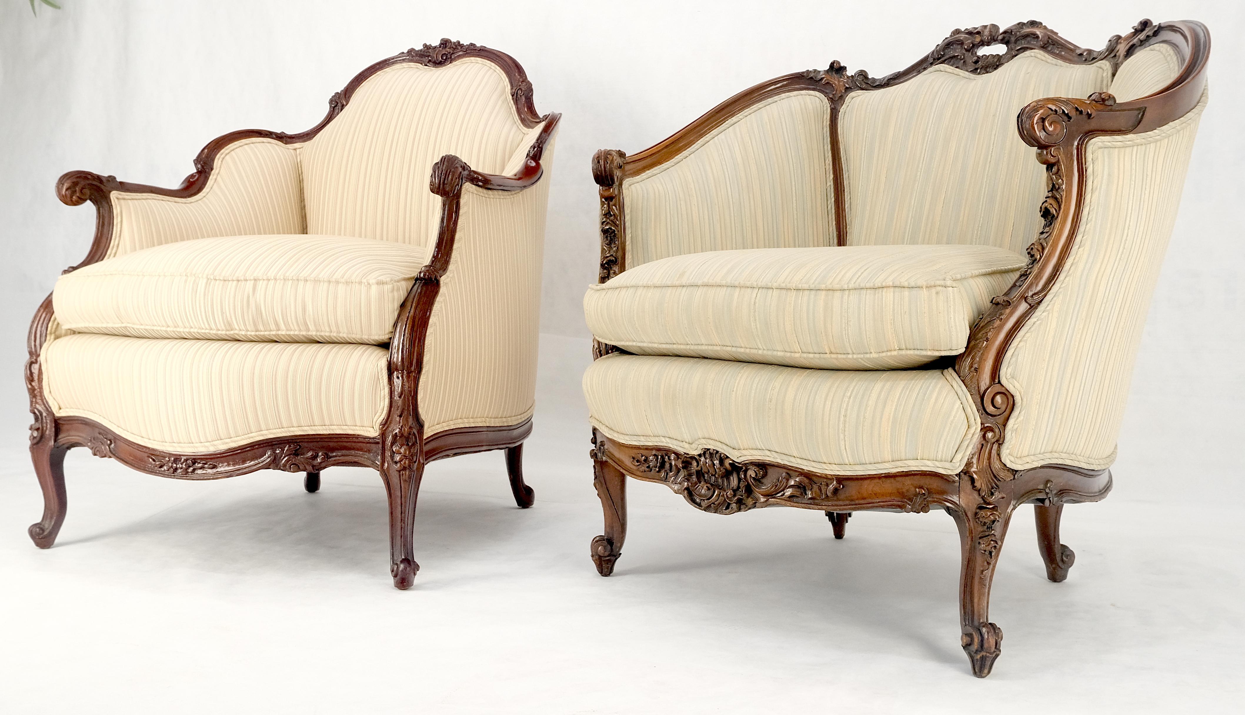 Paire de fauteuils de salon Louis XV en acajou sculpté, propres à lui et à elle. en vente 6