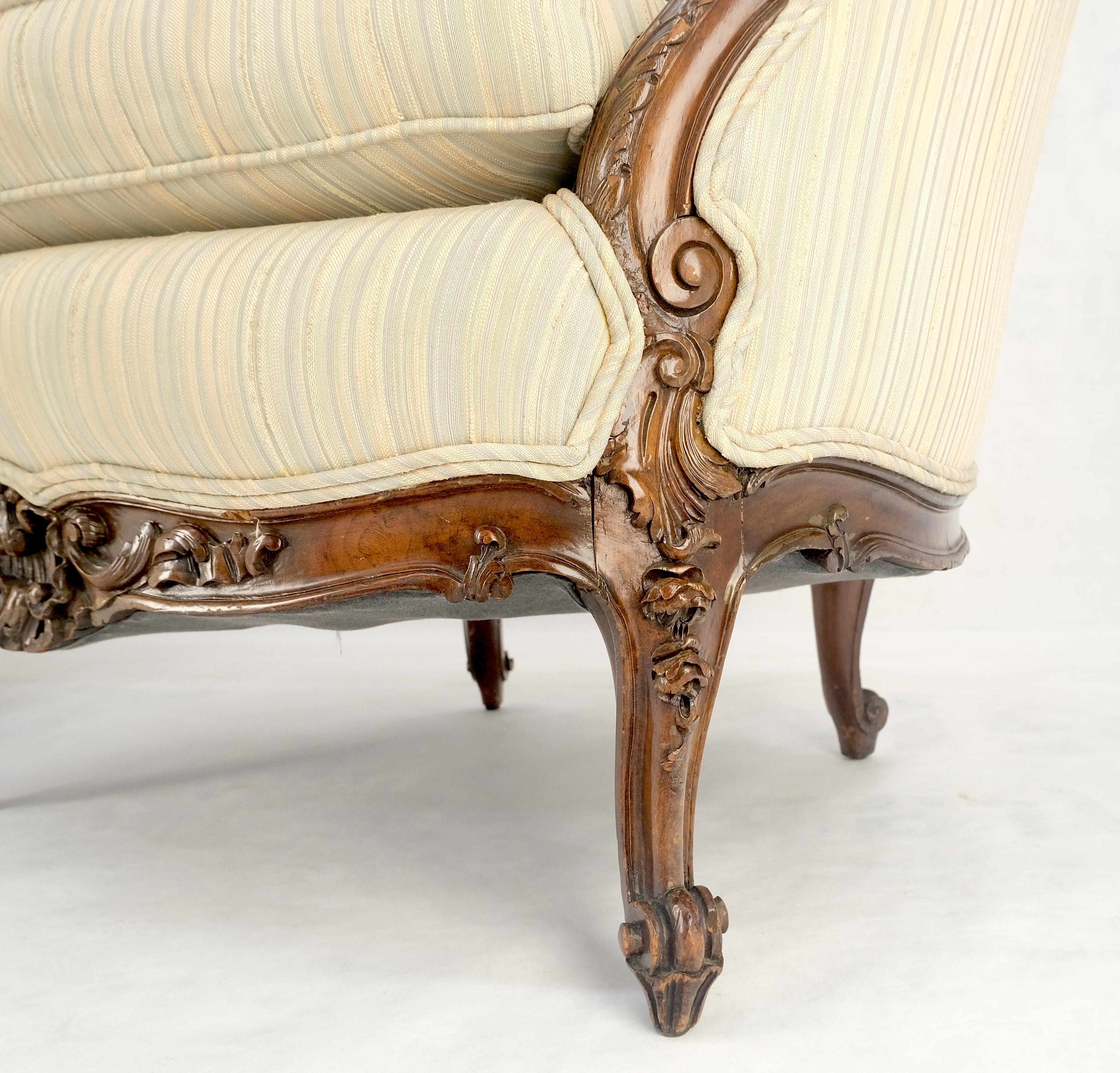 Paire de chaises de salon Louis XV en acajou sculpté.
Quelques légers signes d'usure de la sellerie, comme le montrent les photos.