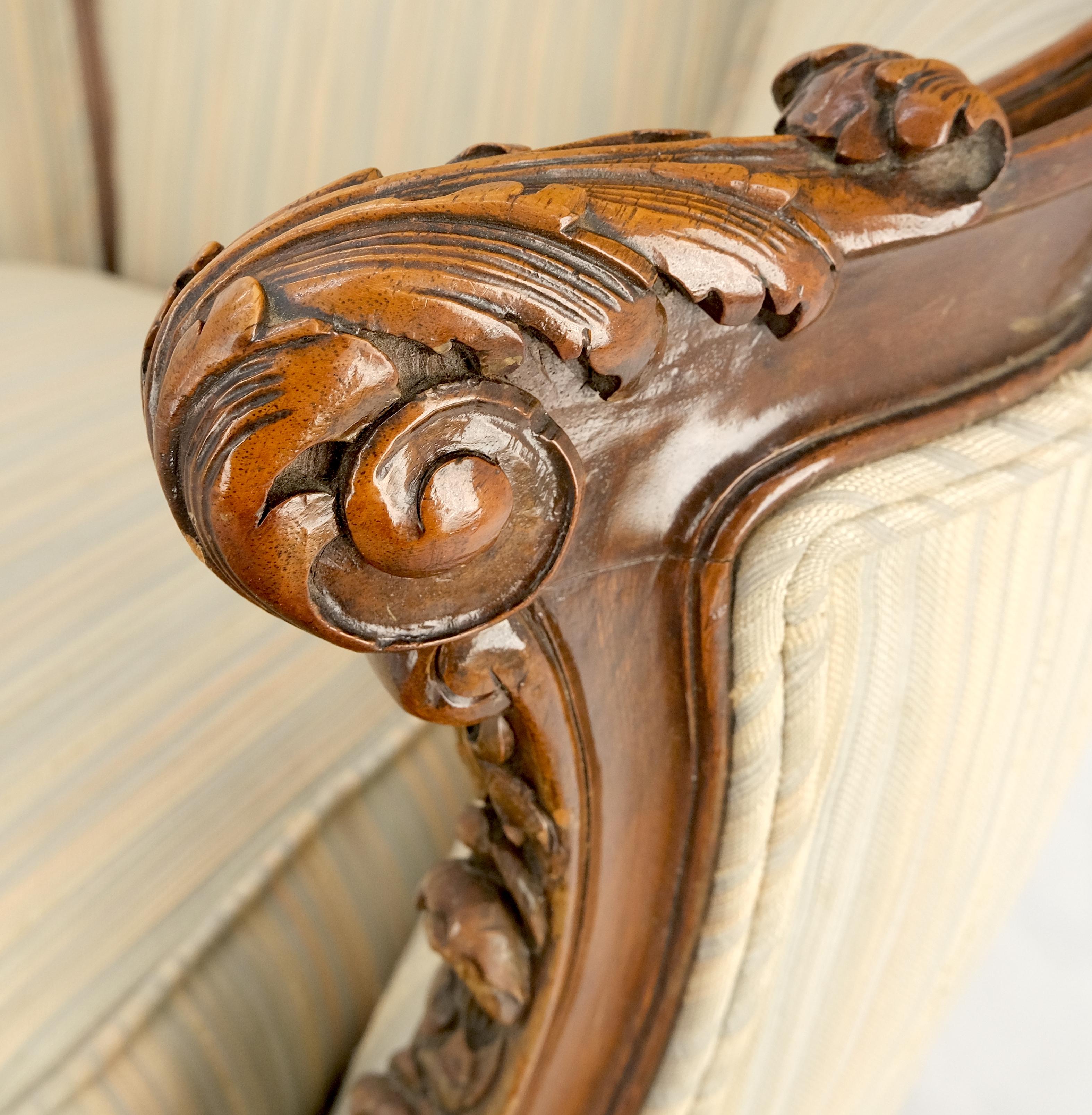 Paire de fauteuils de salon Louis XV en acajou sculpté, propres à lui et à elle. Bon état - En vente à Rockaway, NJ