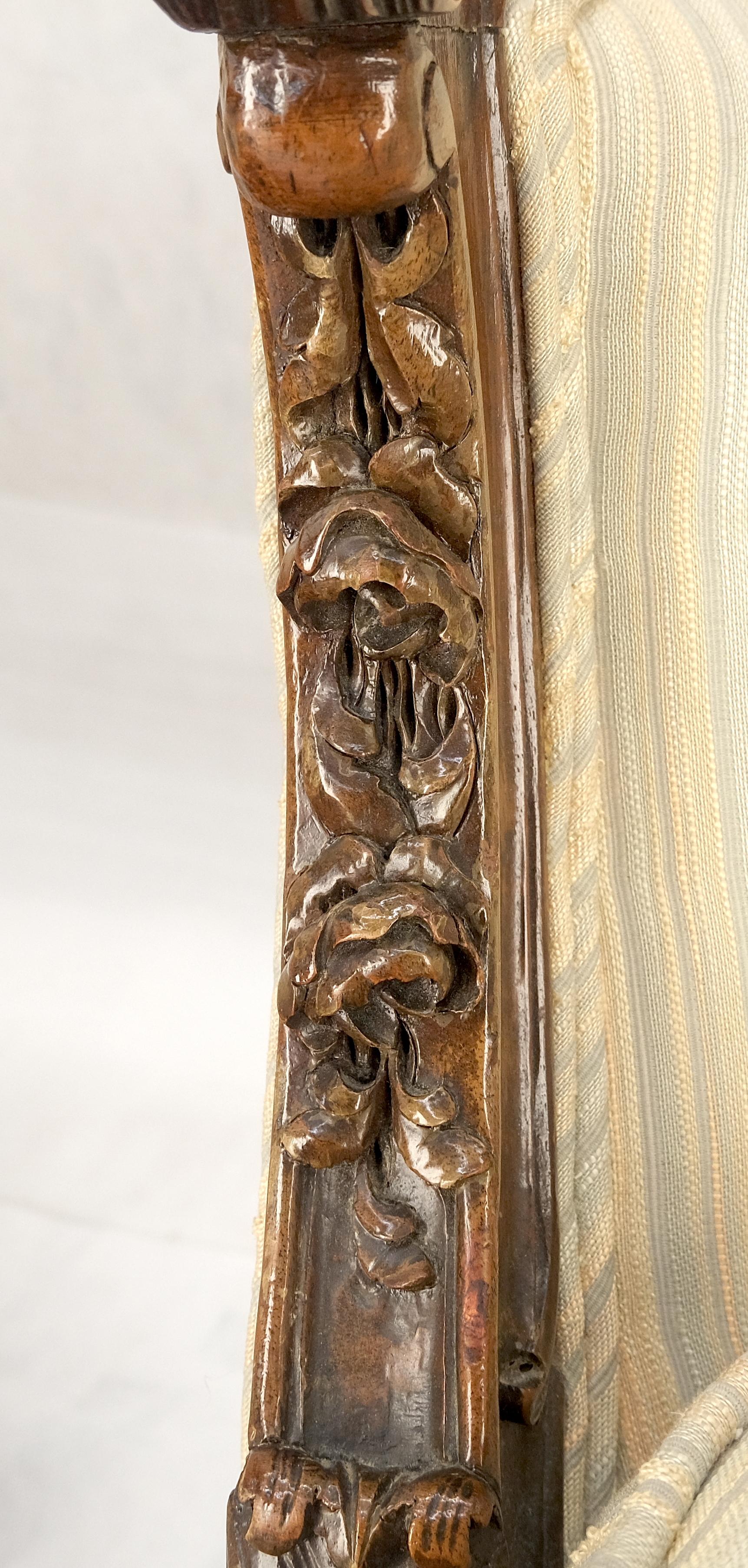 Tissu d'ameublement Paire de fauteuils de salon Louis XV en acajou sculpté, propres à lui et à elle. en vente