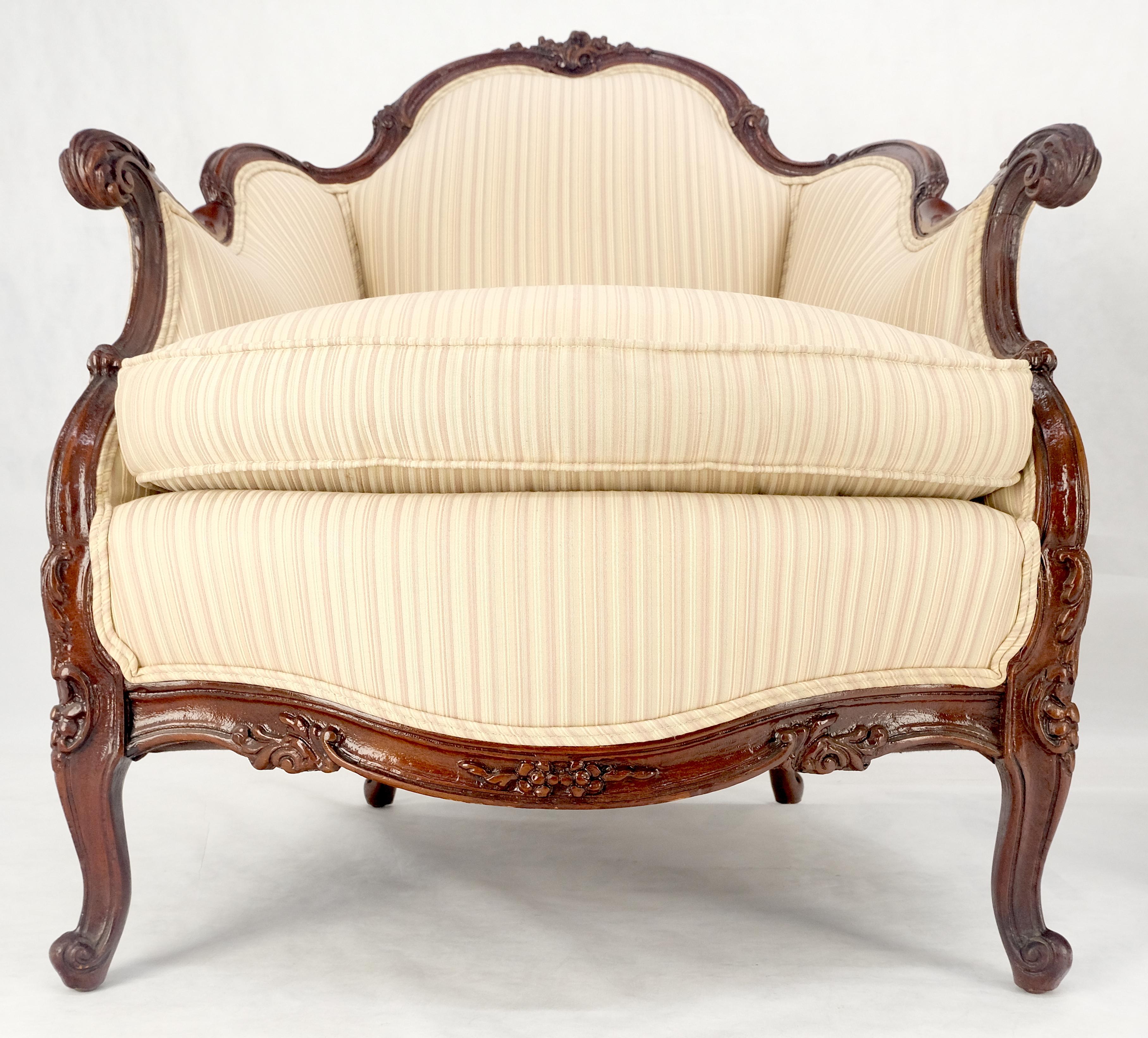 Paire de fauteuils de salon Louis XV en acajou sculpté, propres à lui et à elle. en vente 1